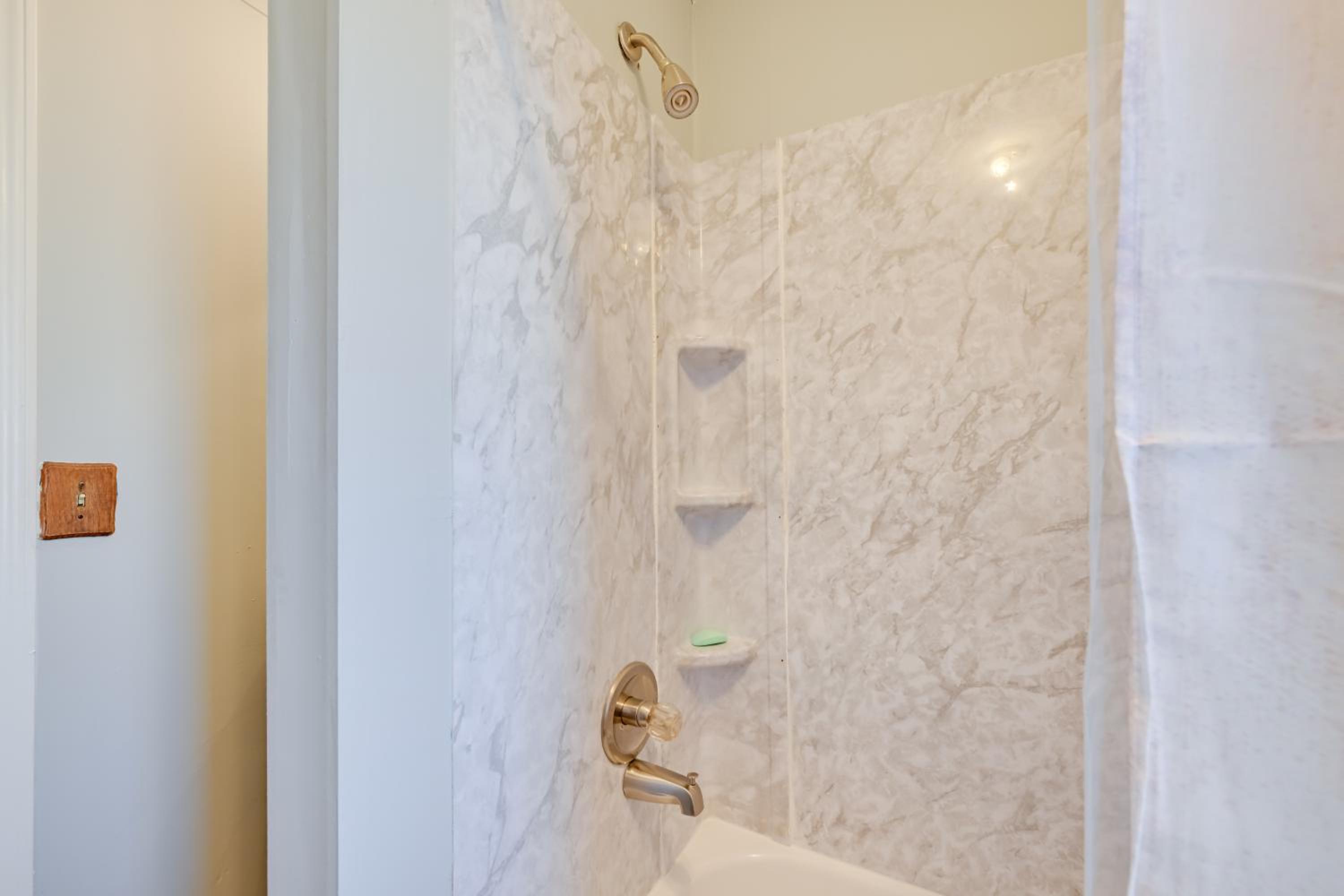 Heart of Greensboro Pet-Friendly Gem 3 Mi to Dtwn