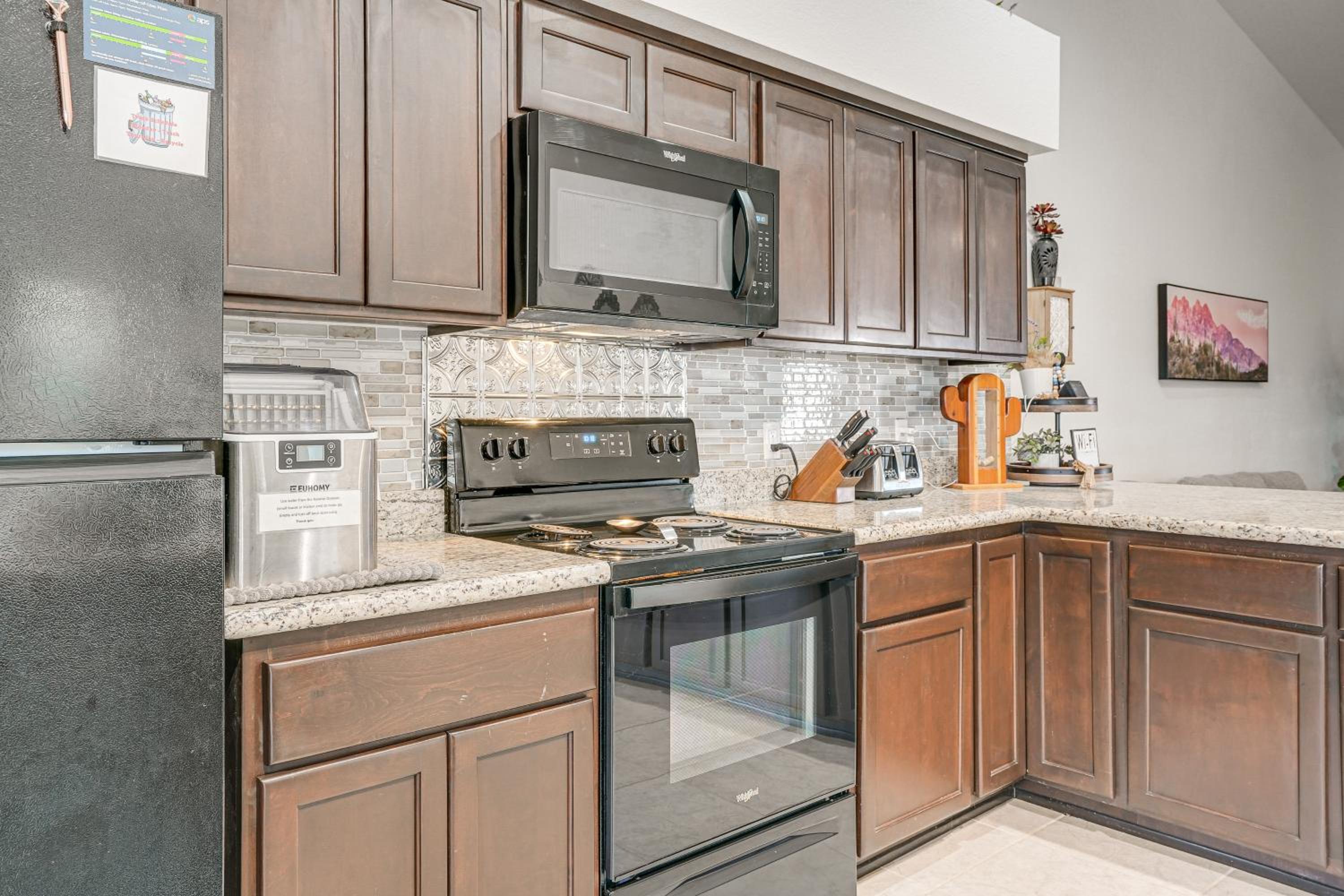 Hike, Golf and Explore Yuma Home with Private Patio