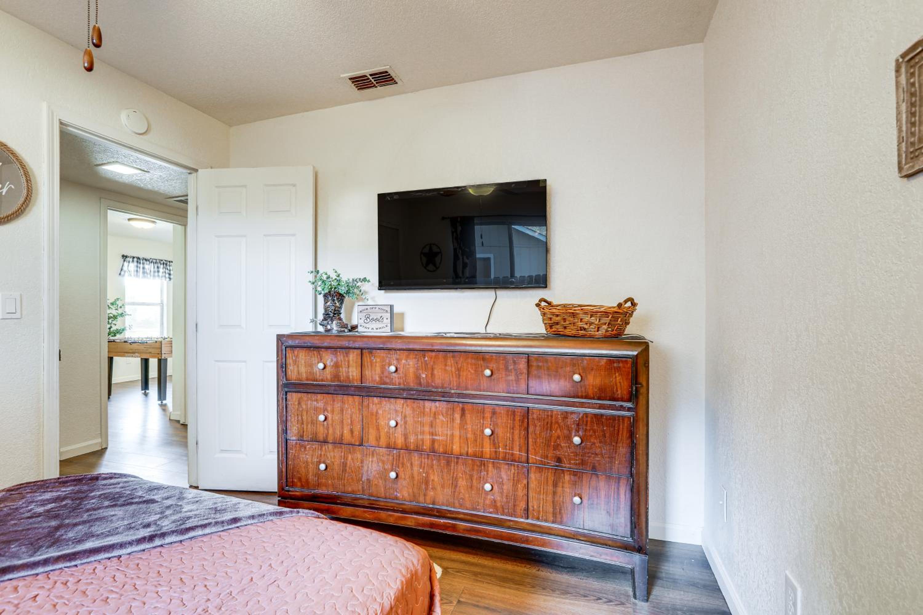 Pet-Friendly Yard! Home 3 Mi to Sky River Casino
