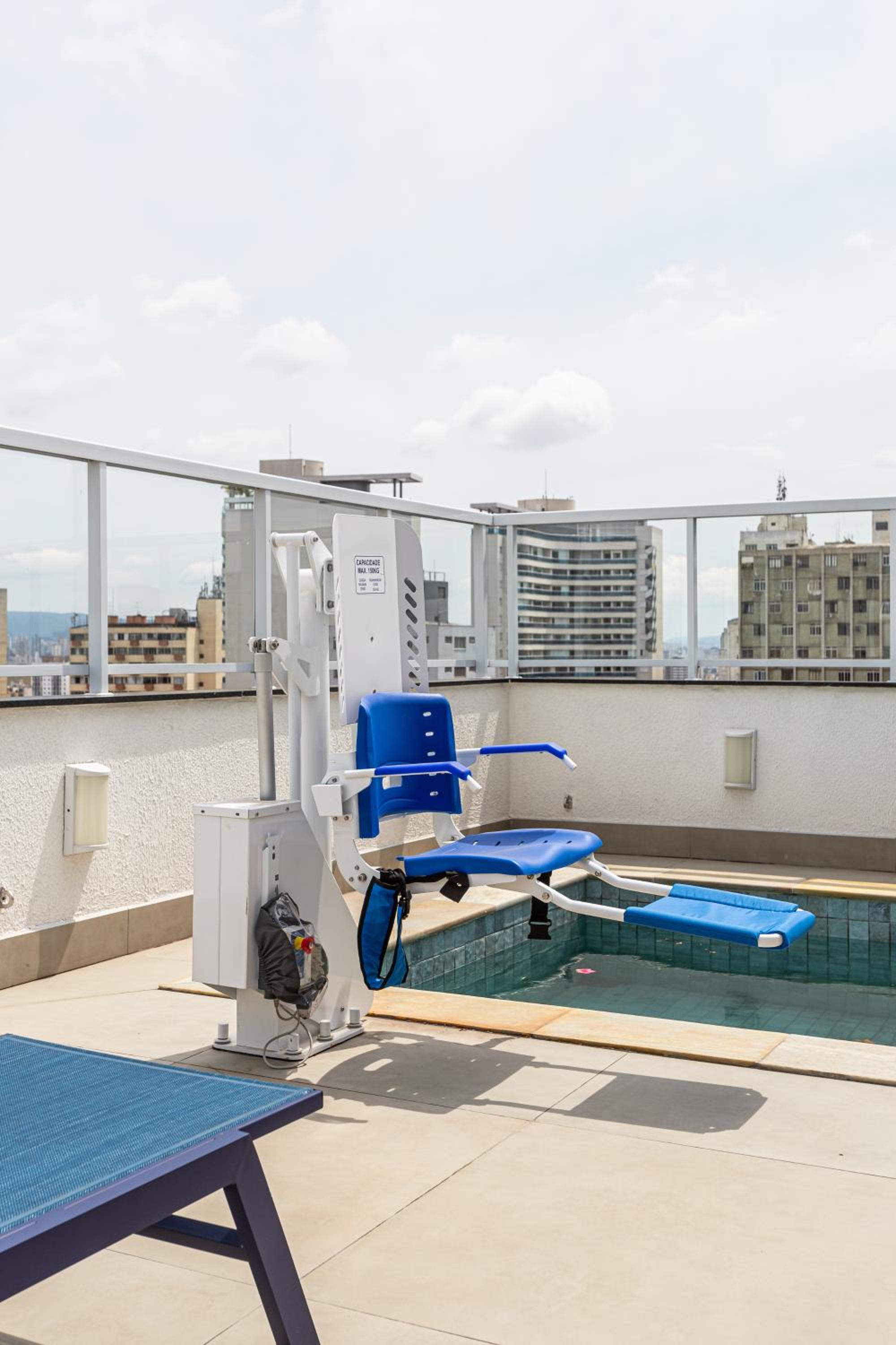 Aurora - Prédio novíssimo e completo no coração do Centro, com piscina e academia ao lado do metrô República