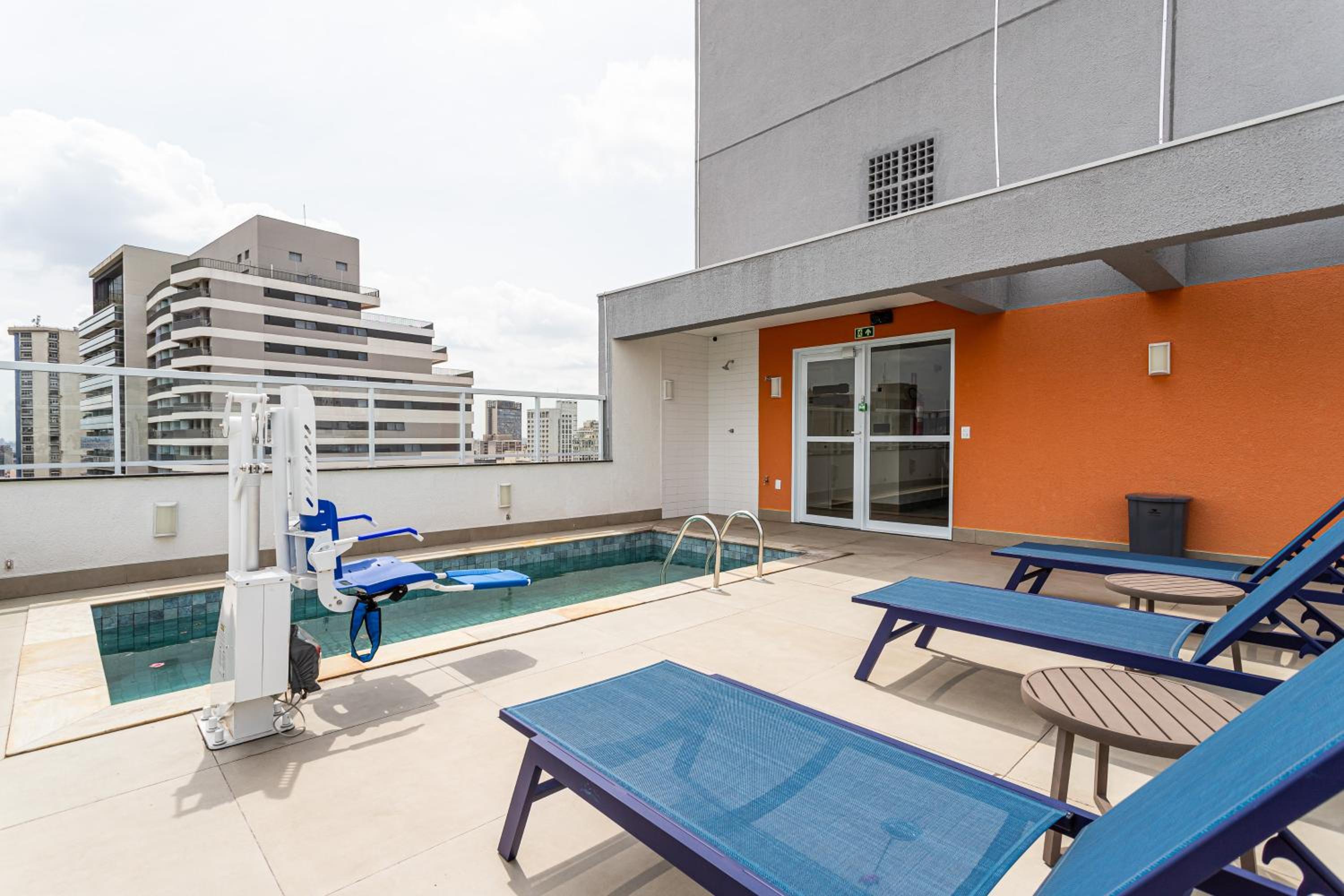 Aurora - Prédio novíssimo e completo no coração do Centro, com piscina e academia ao lado do metrô República