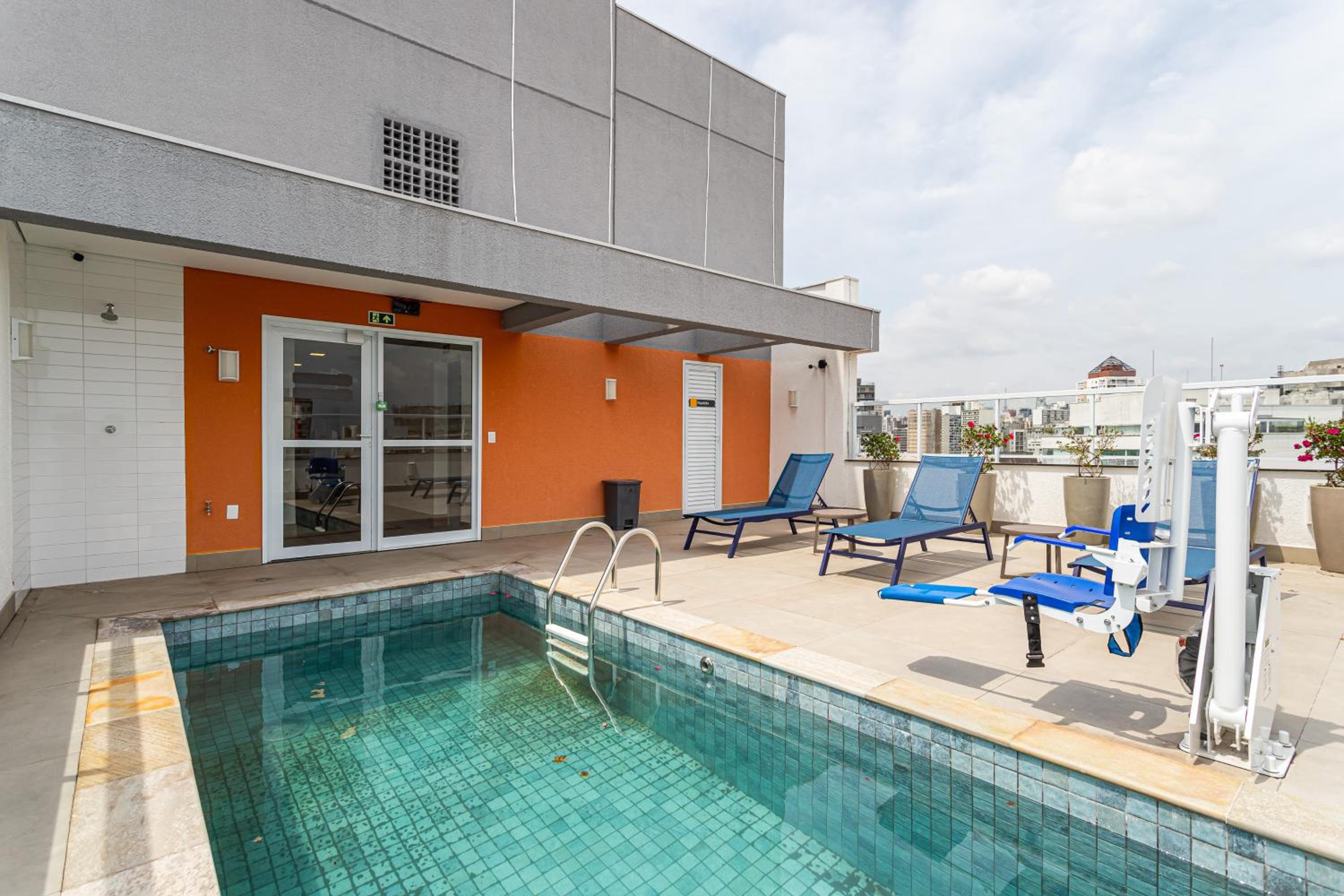 Aurora - Prédio novíssimo e completo no coração do Centro, com piscina e academia ao lado do metrô República