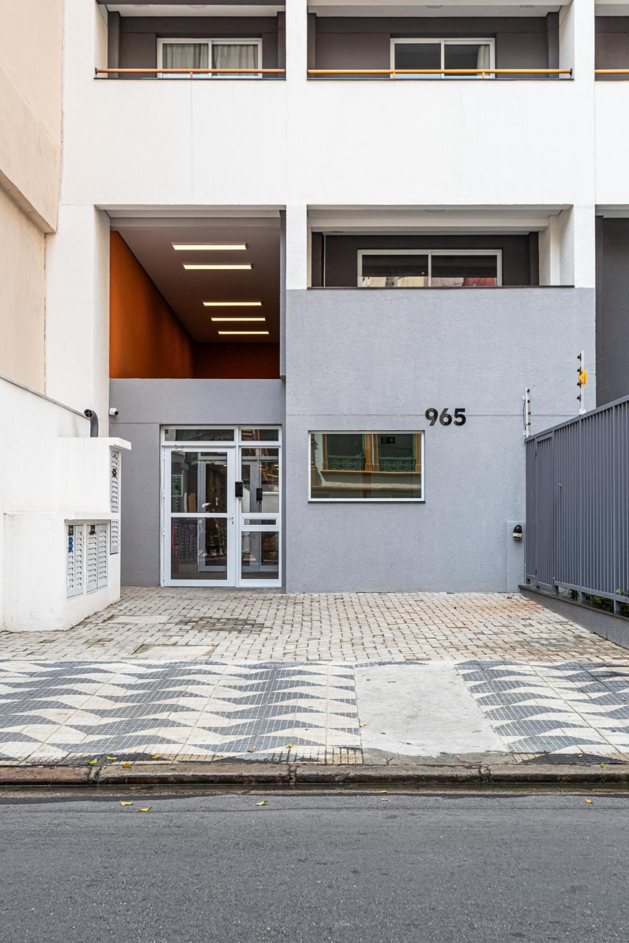 Aurora - Prédio novíssimo e completo no coração do Centro, com piscina e academia ao lado do metrô República