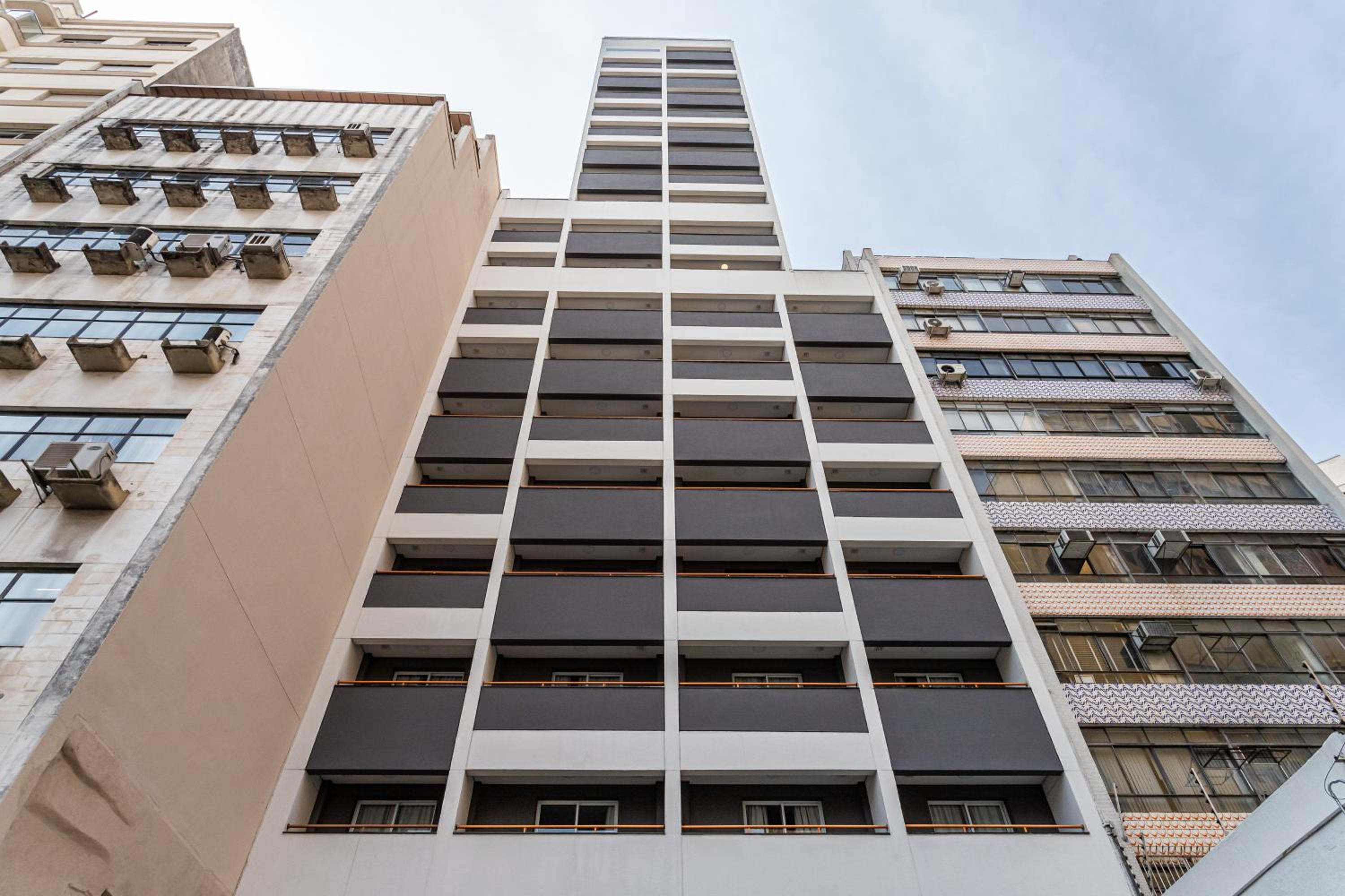 Aurora - Prédio novíssimo e completo no coração do Centro, com piscina e academia ao lado do metrô República