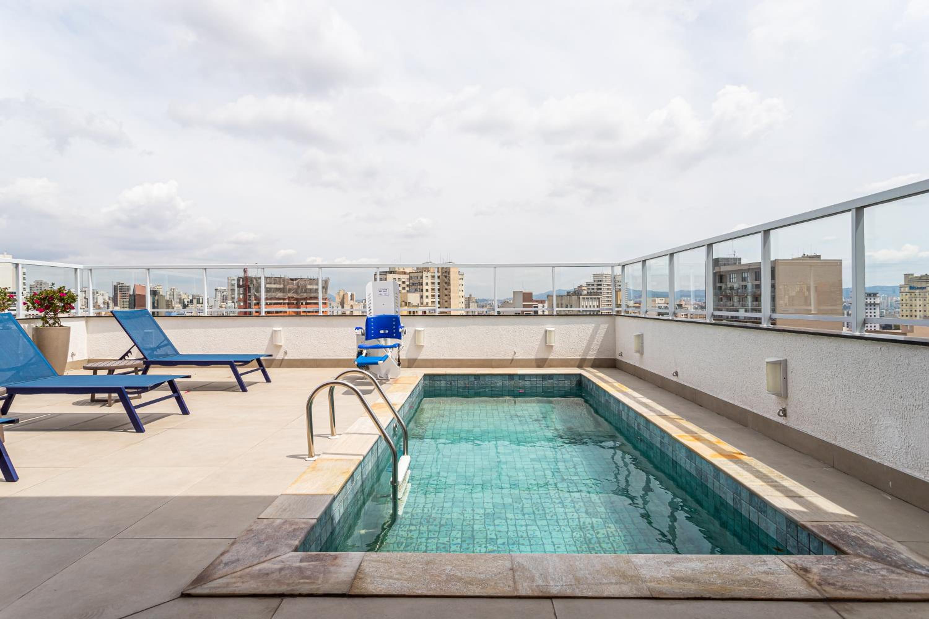 Aurora - Prédio novíssimo e completo no coração do Centro, com piscina e academia ao lado do metrô República