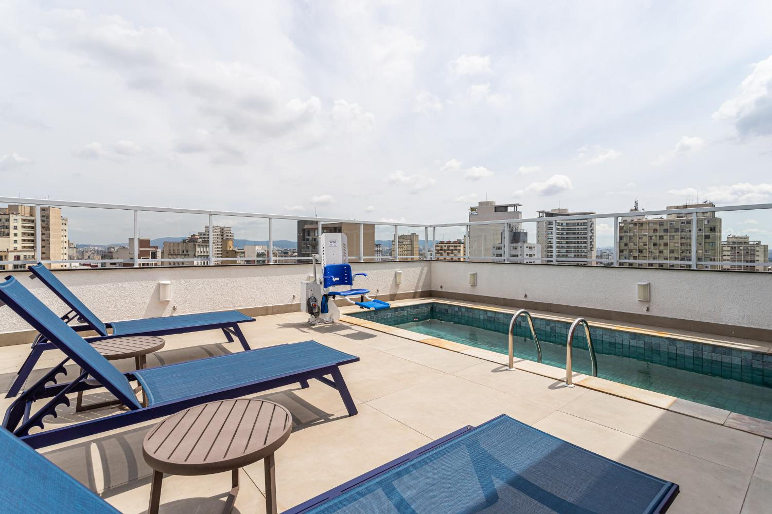 Aurora - Prédio novíssimo e completo no coração do Centro, com piscina e academia ao lado do metrô República