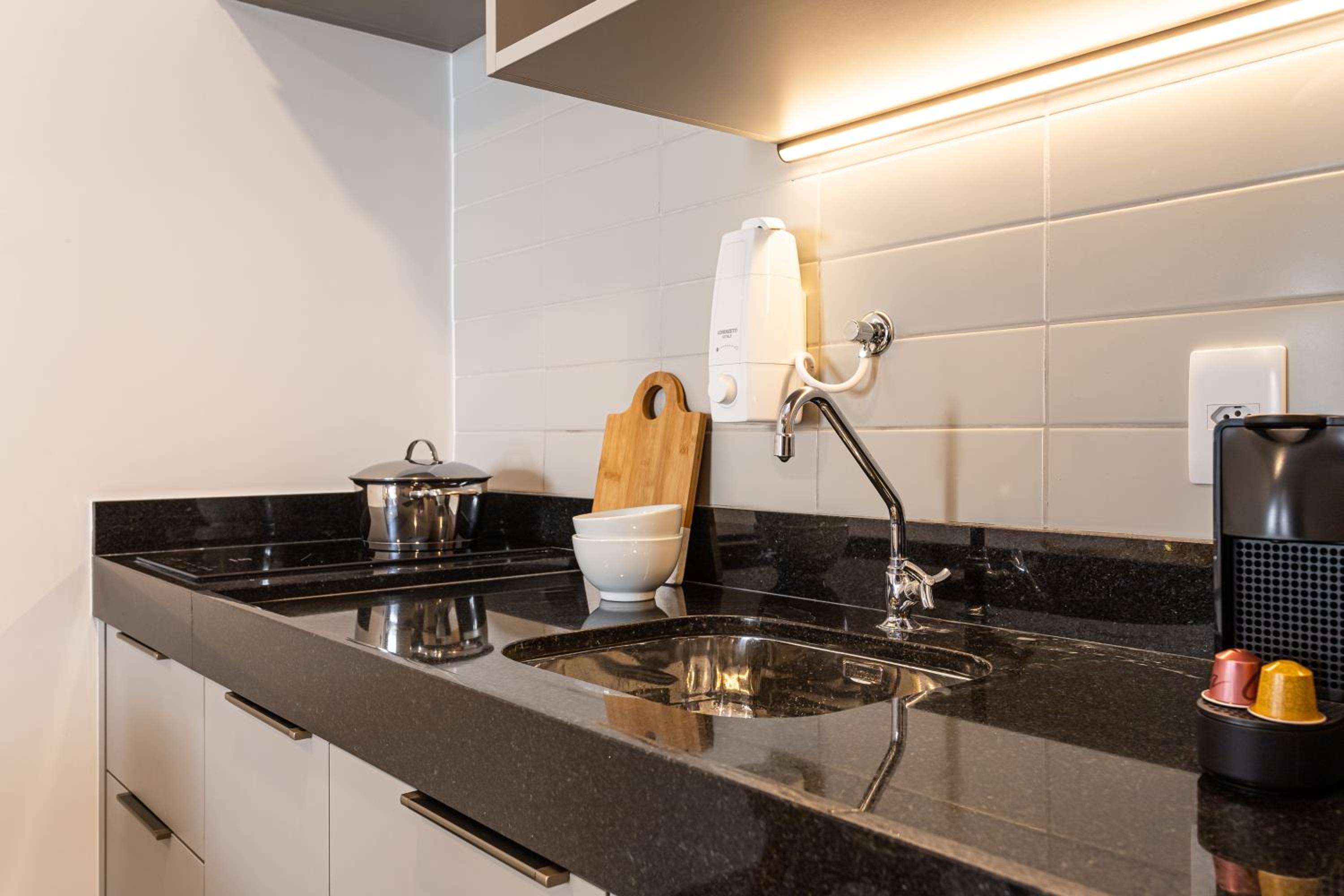 Aurora - Prédio novíssimo e completo no coração do Centro, com piscina e academia ao lado do metrô República