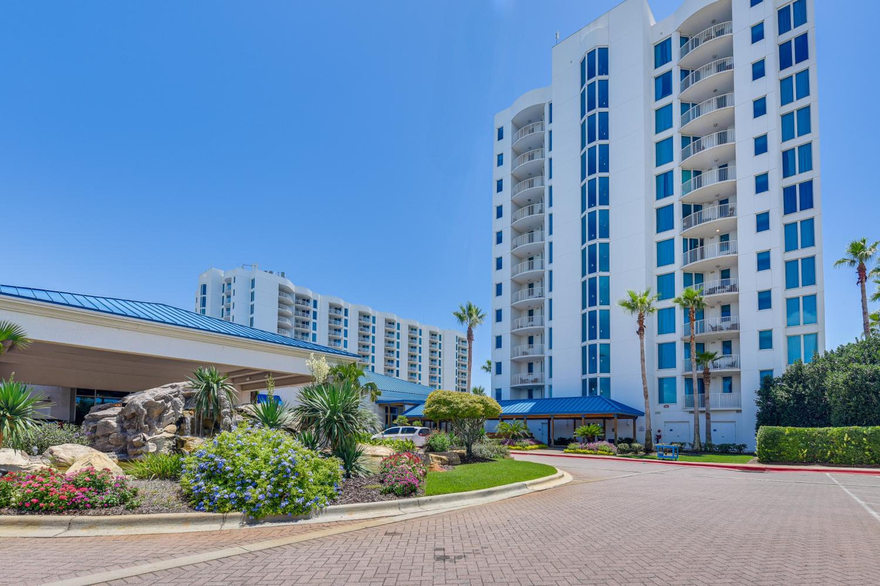 1 Mi to Beach! Resort Retreat with Pool in Destin