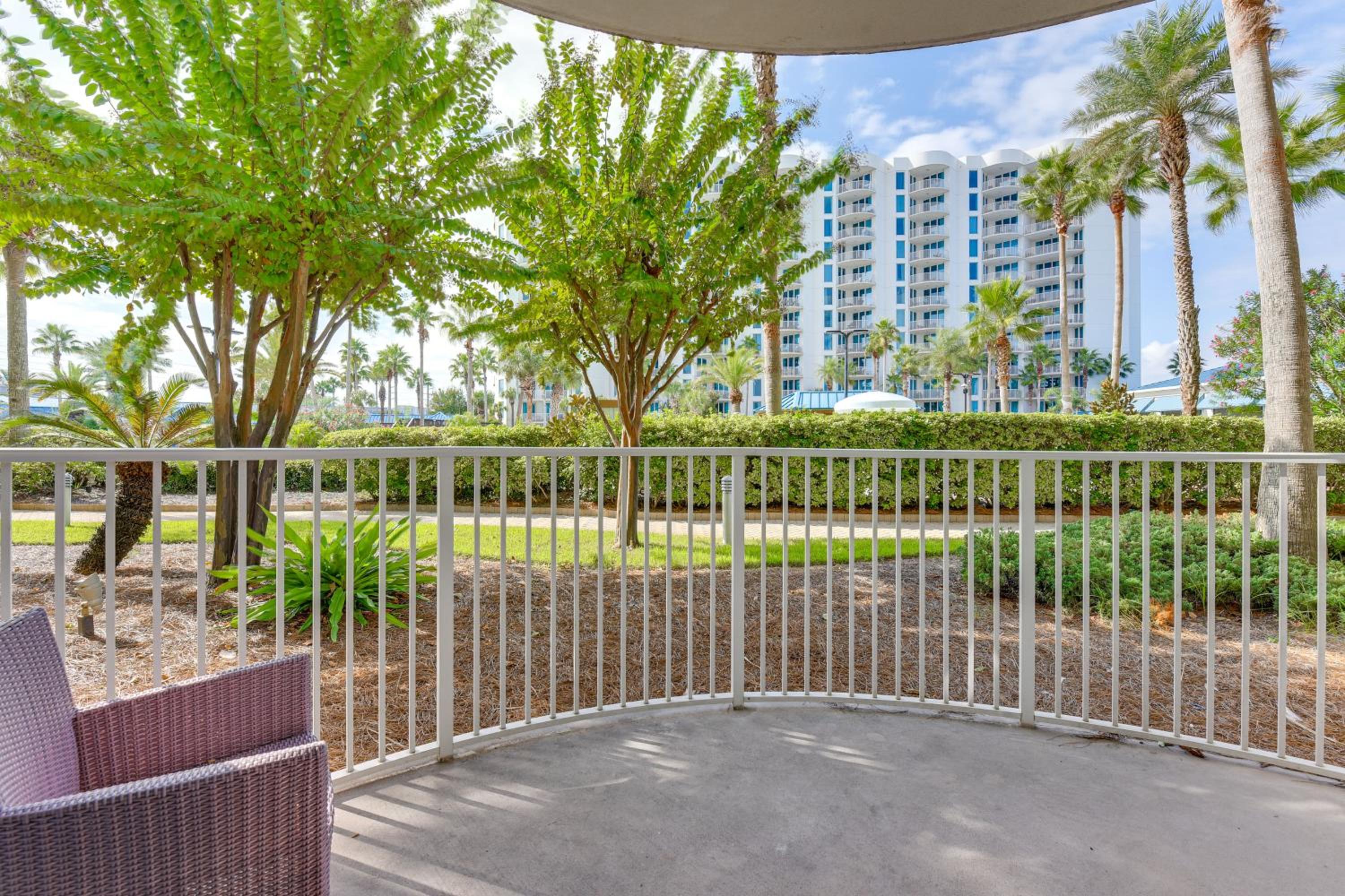 1 Mi to Beach! Resort Retreat with Pool in Destin