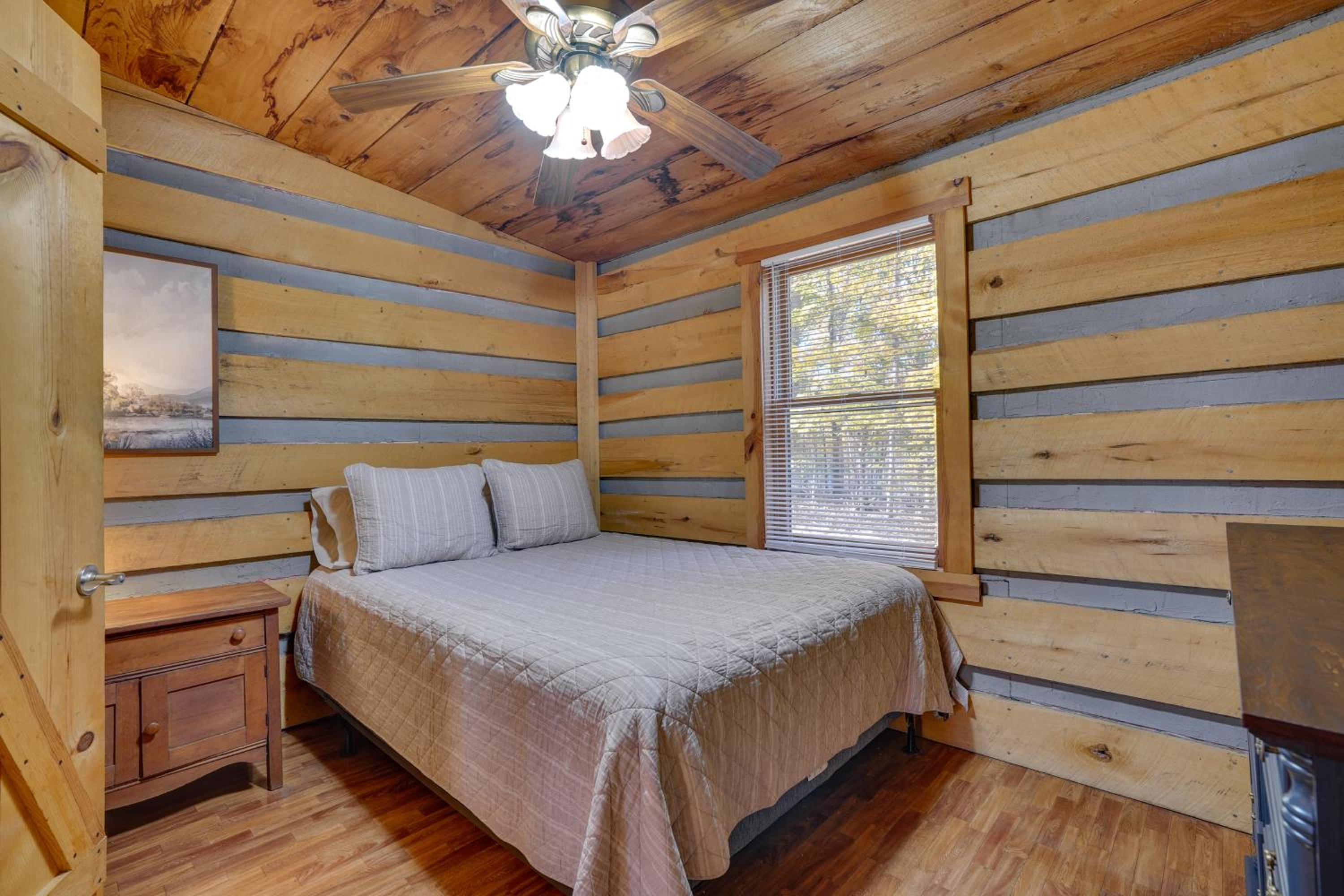 Access to Community Marina! Lake-View Murray Cabin