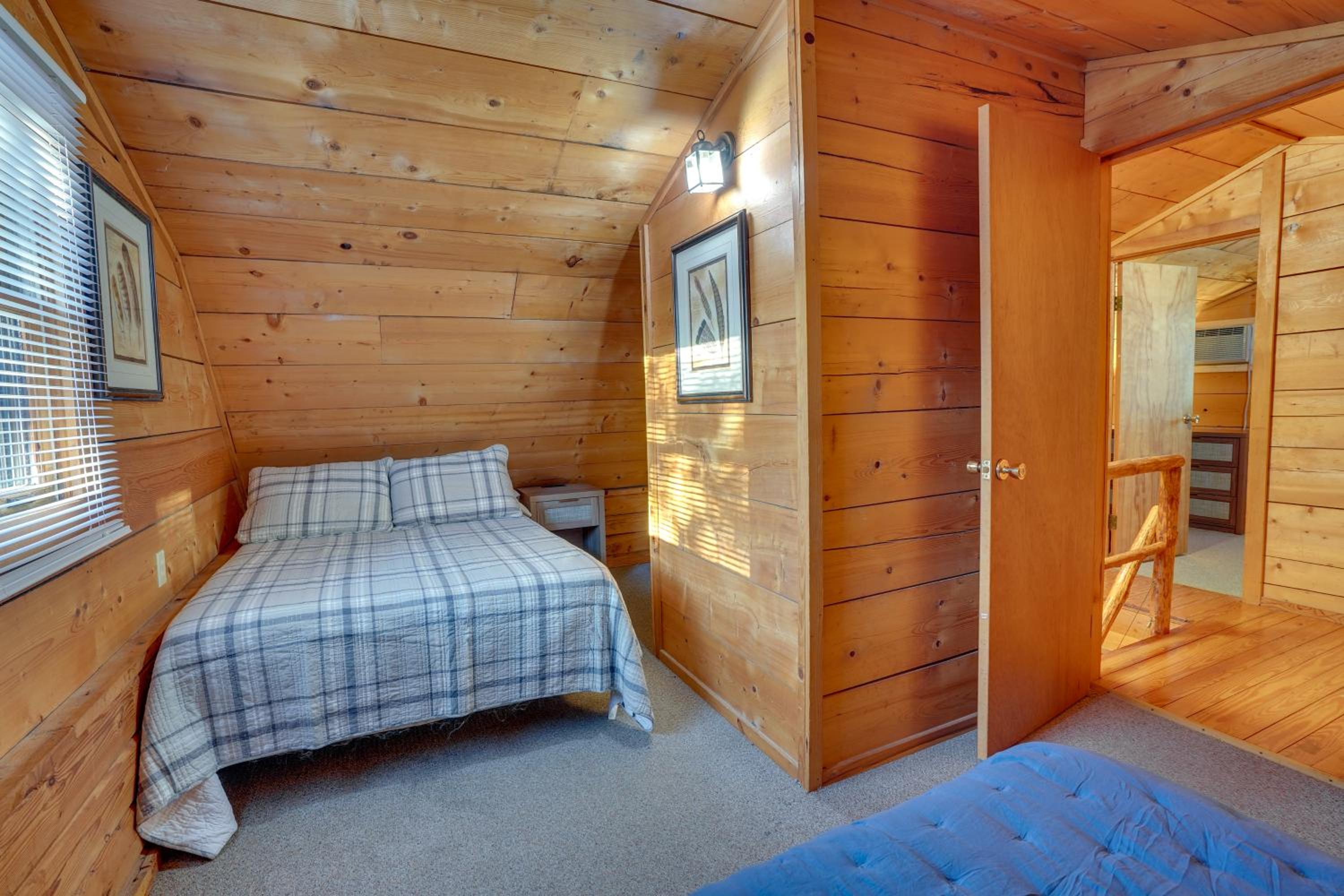 Access to Community Marina! Lake-View Murray Cabin