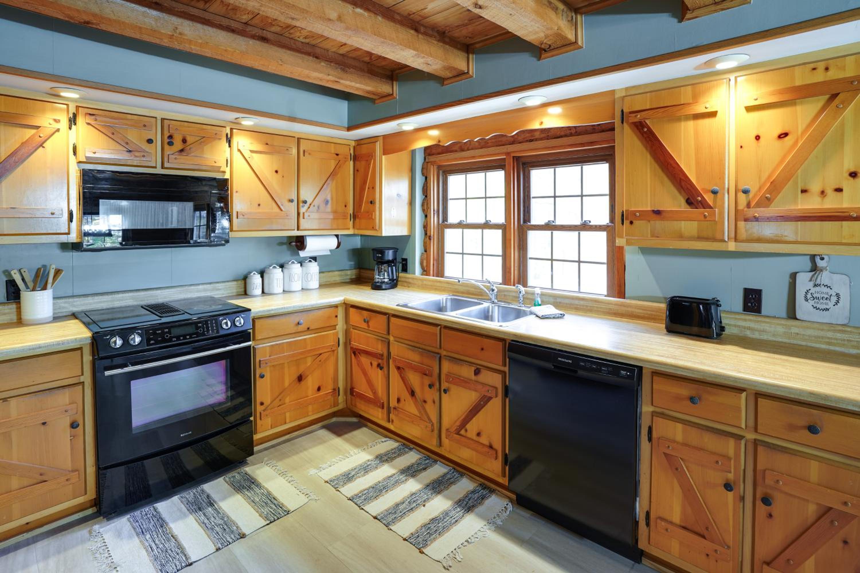 Kentucky Lake Access! Family Log Cabin with Deck