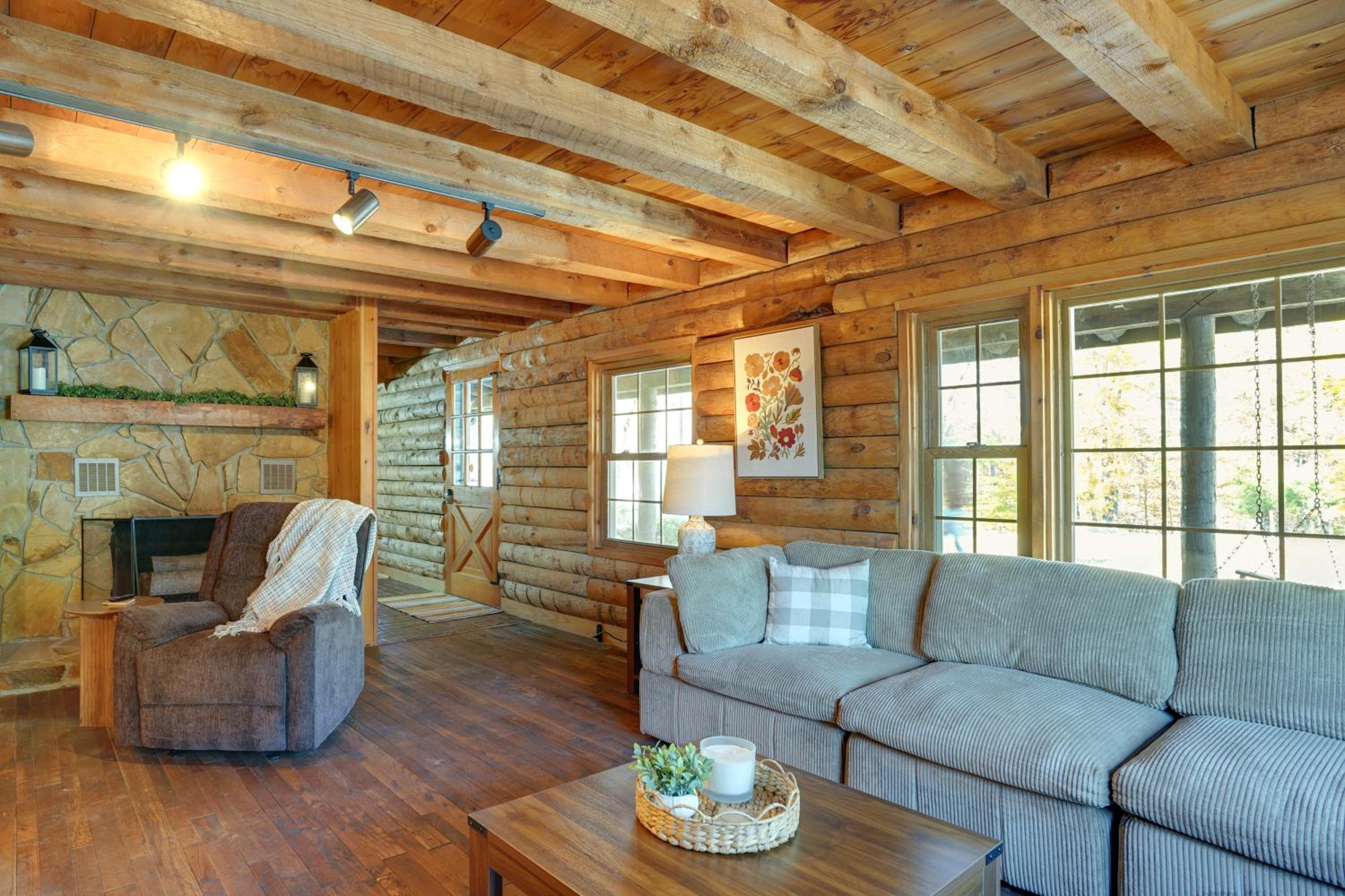 Kentucky Lake Access! Family Log Cabin with Deck