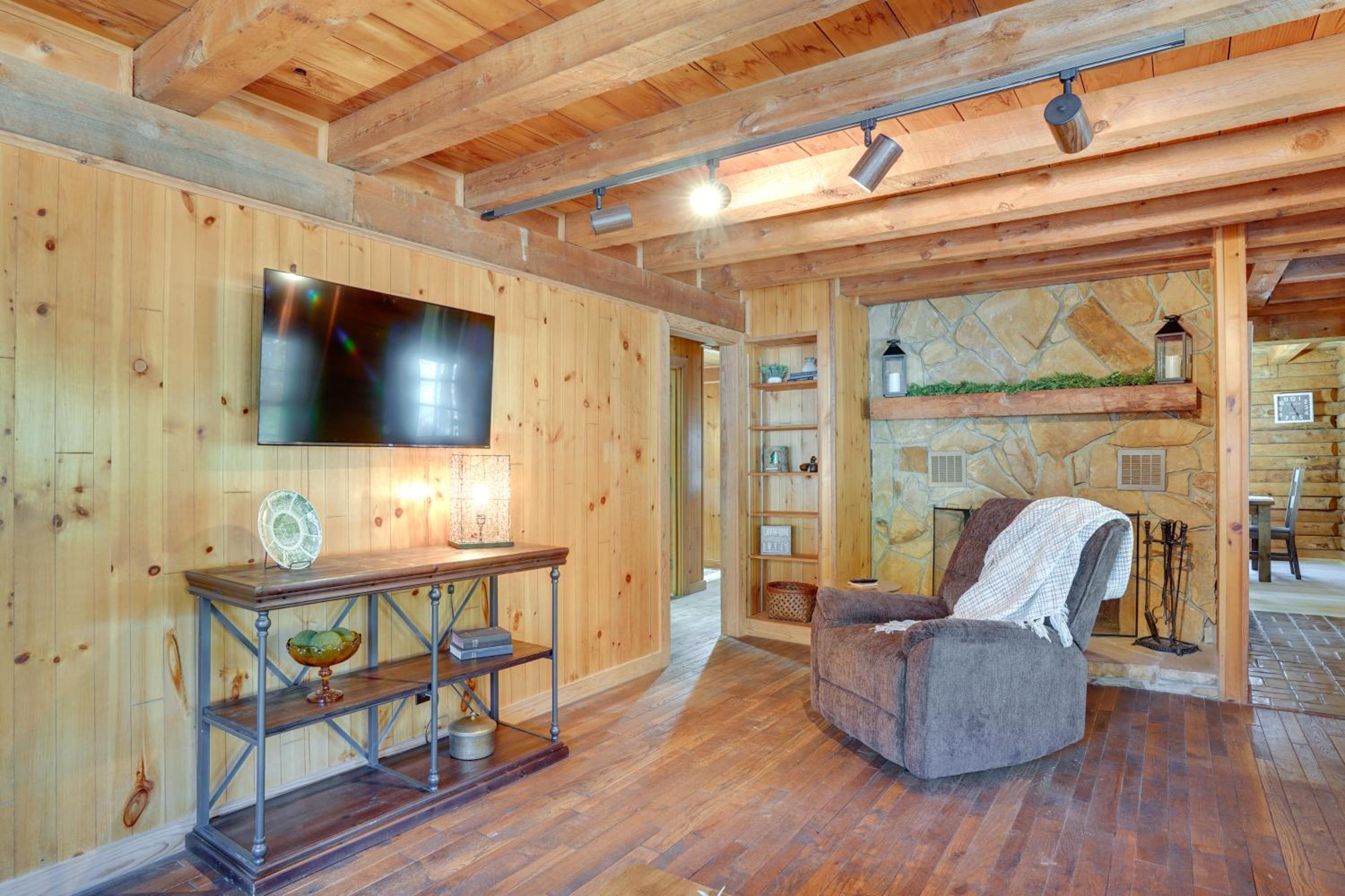 Kentucky Lake Access! Family Log Cabin with Deck