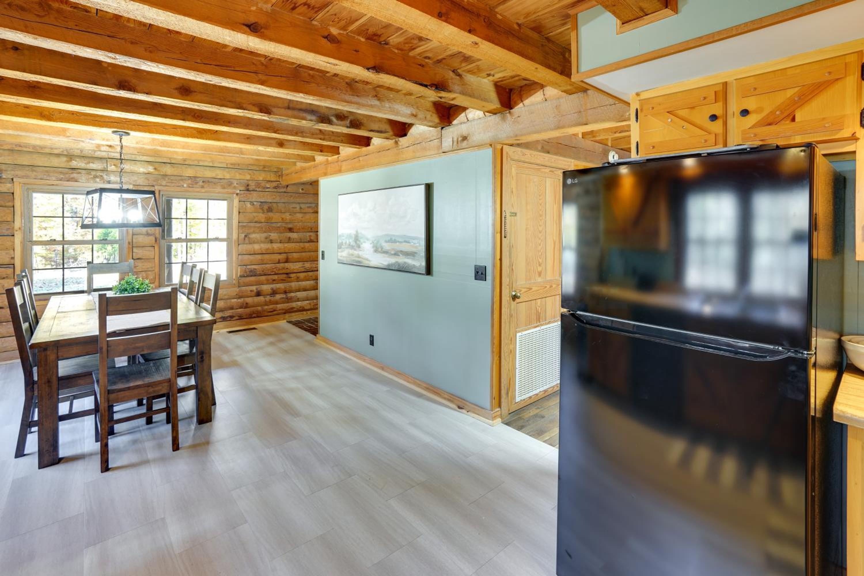 Kentucky Lake Access! Family Log Cabin with Deck