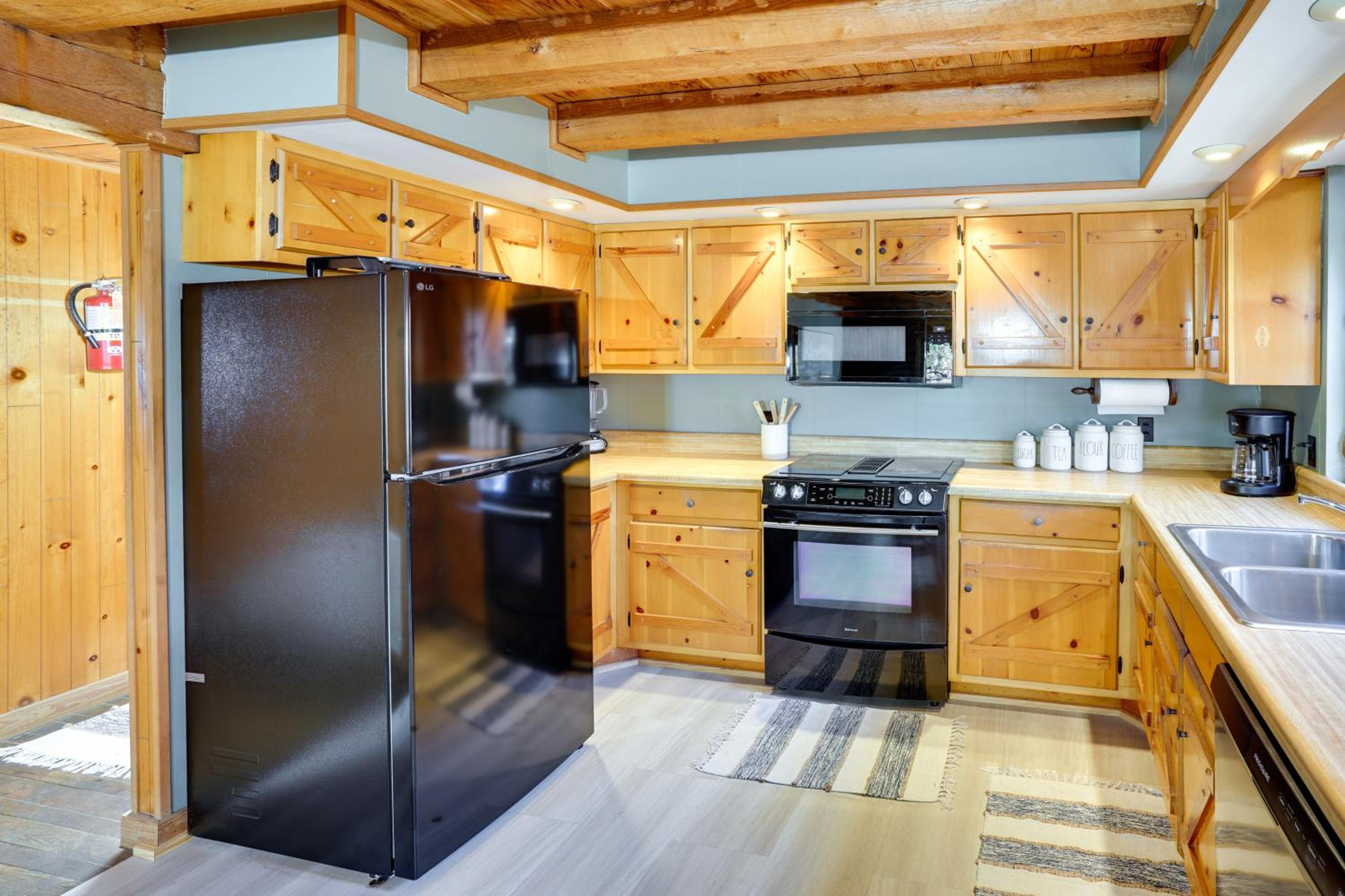 Kentucky Lake Access! Family Log Cabin with Deck