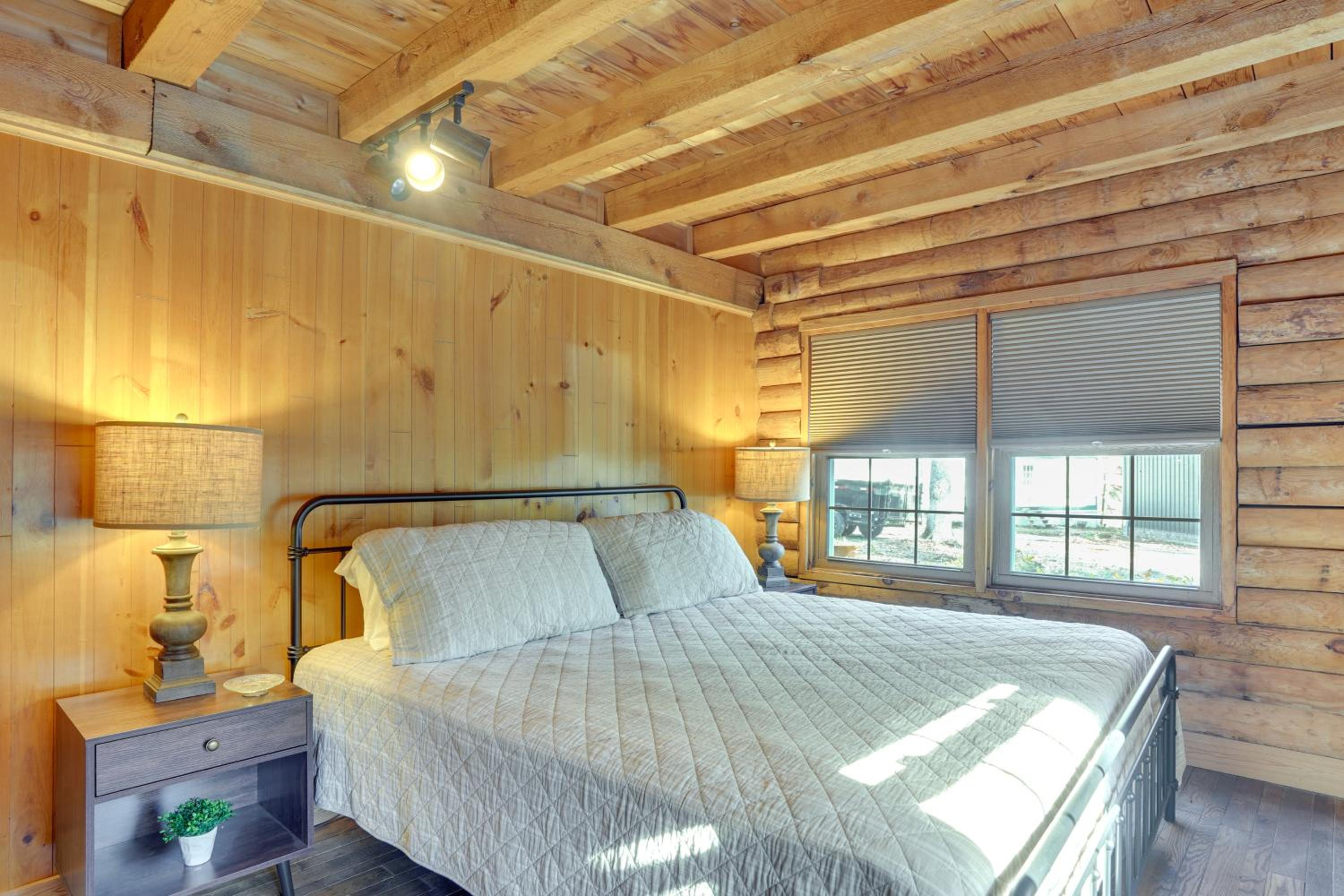 Kentucky Lake Access! Family Log Cabin with Deck