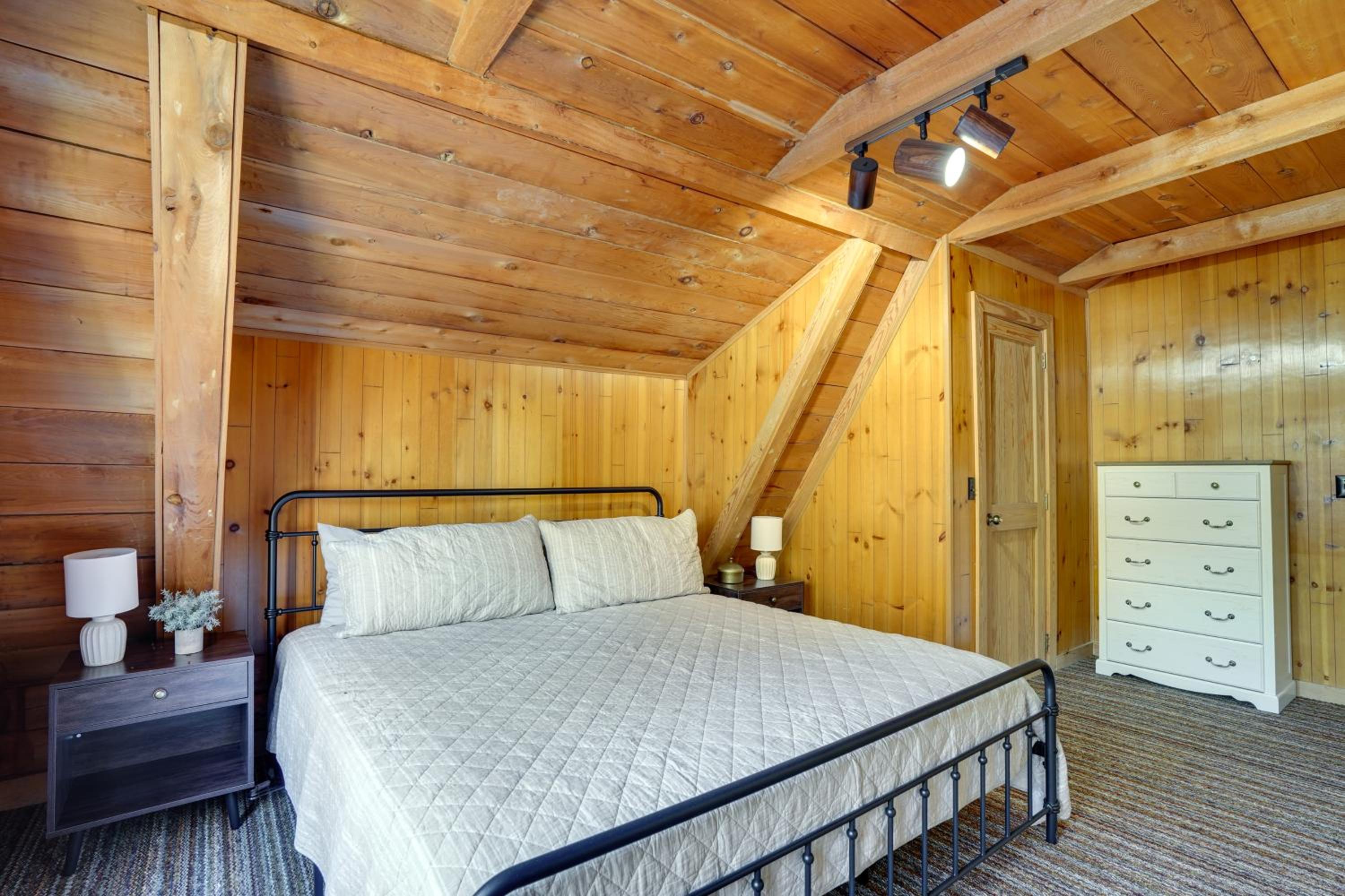 Kentucky Lake Access! Family Log Cabin with Deck