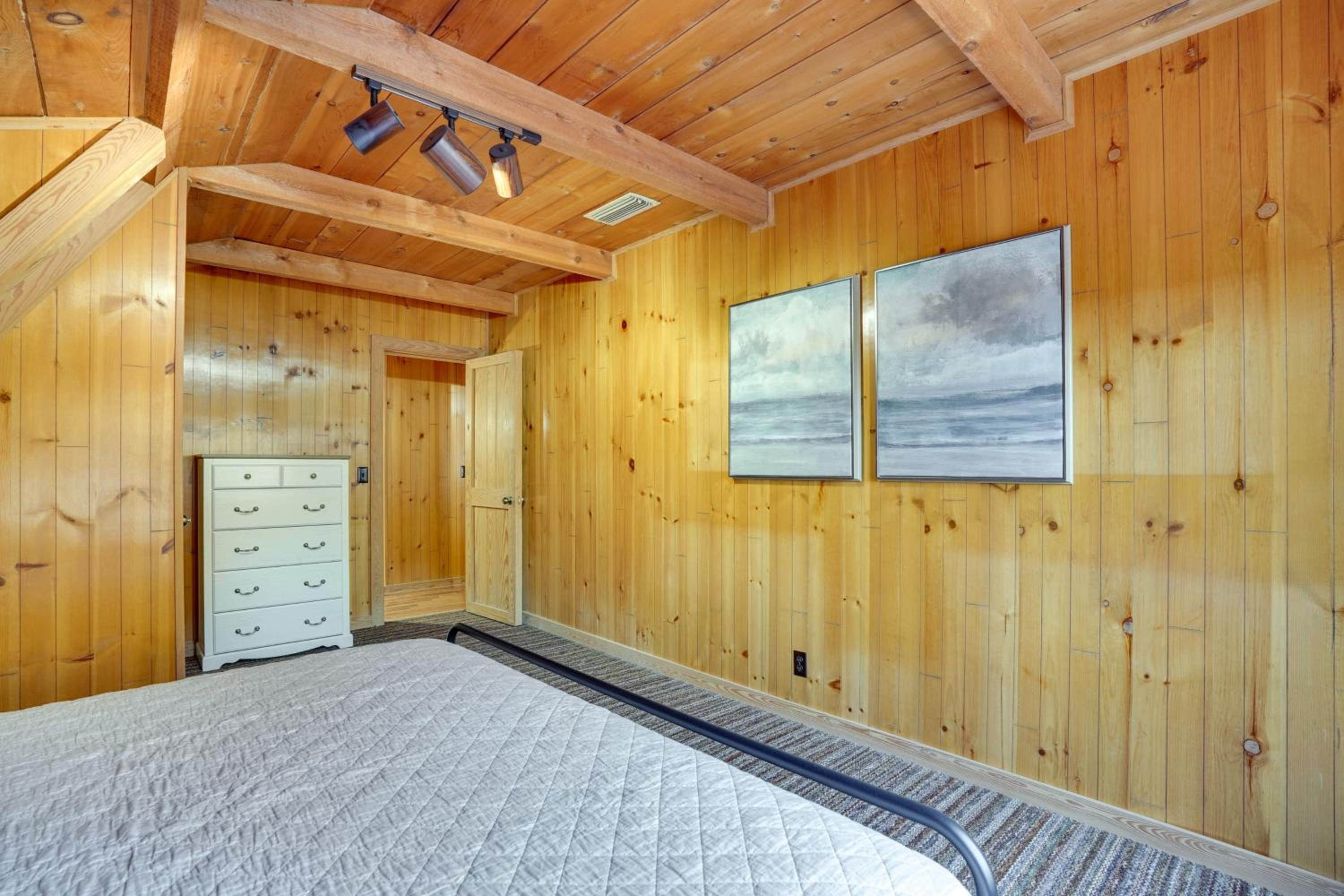 Kentucky Lake Access! Family Log Cabin with Deck