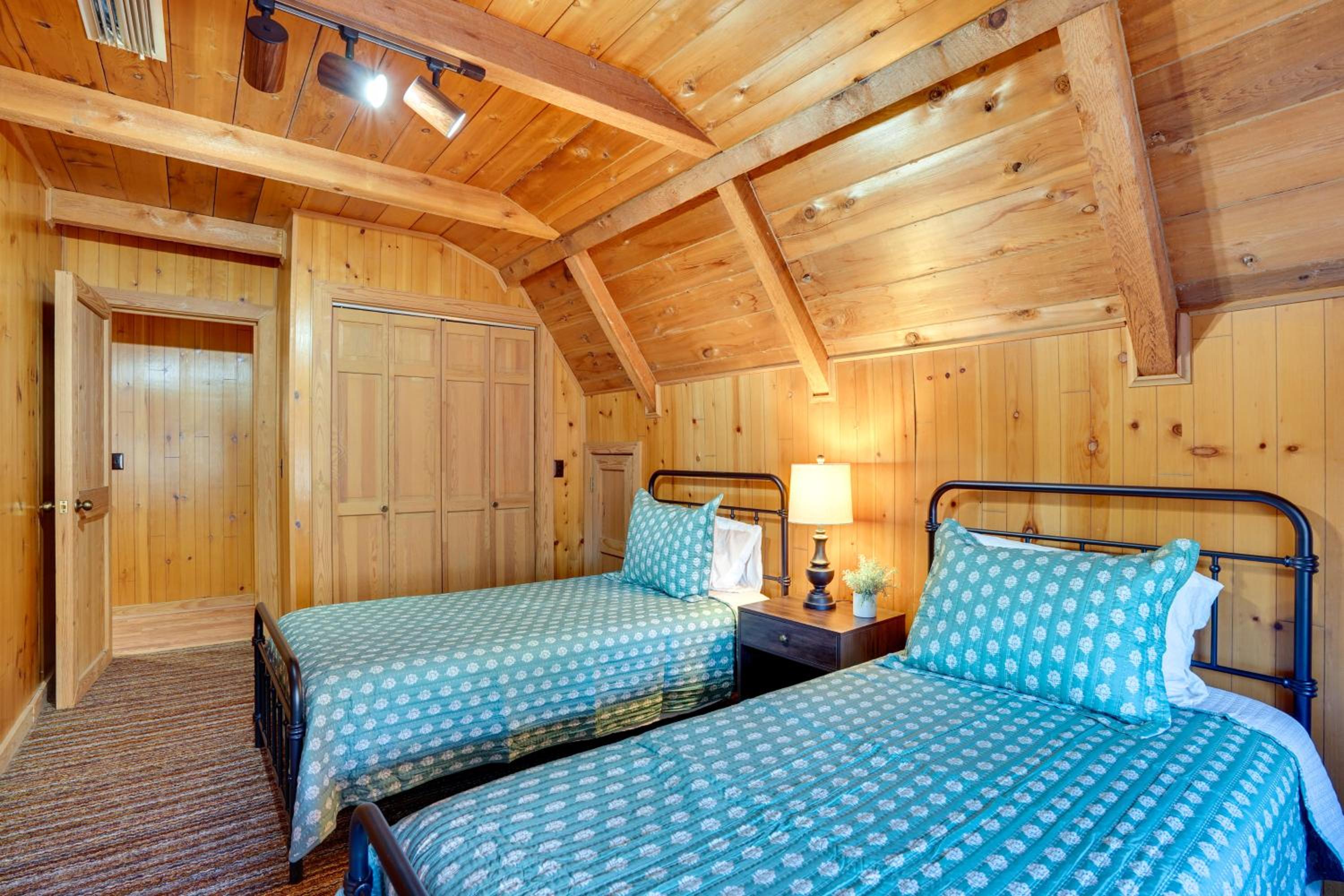 Kentucky Lake Access! Family Log Cabin with Deck