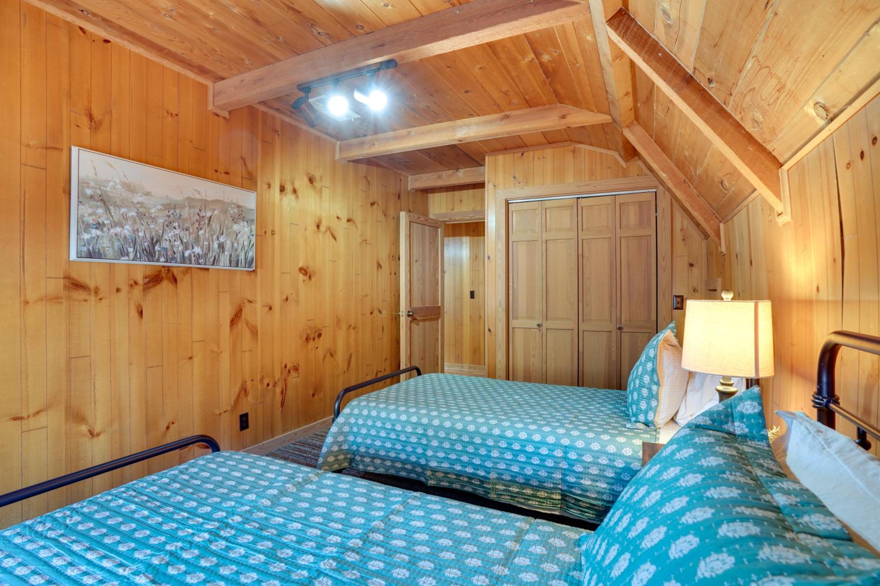 Kentucky Lake Access! Family Log Cabin with Deck