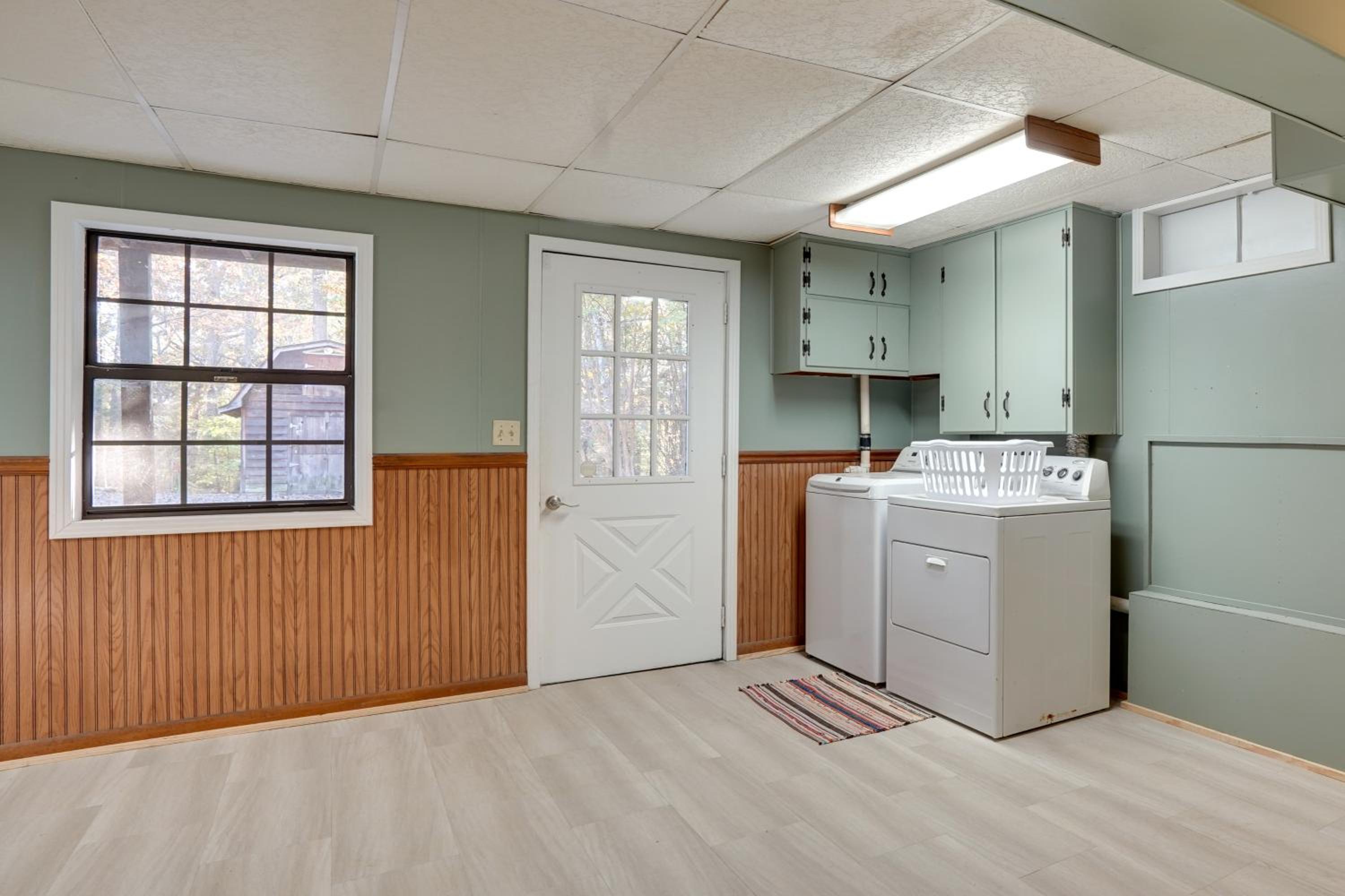 Kentucky Lake Access! Family Log Cabin with Deck