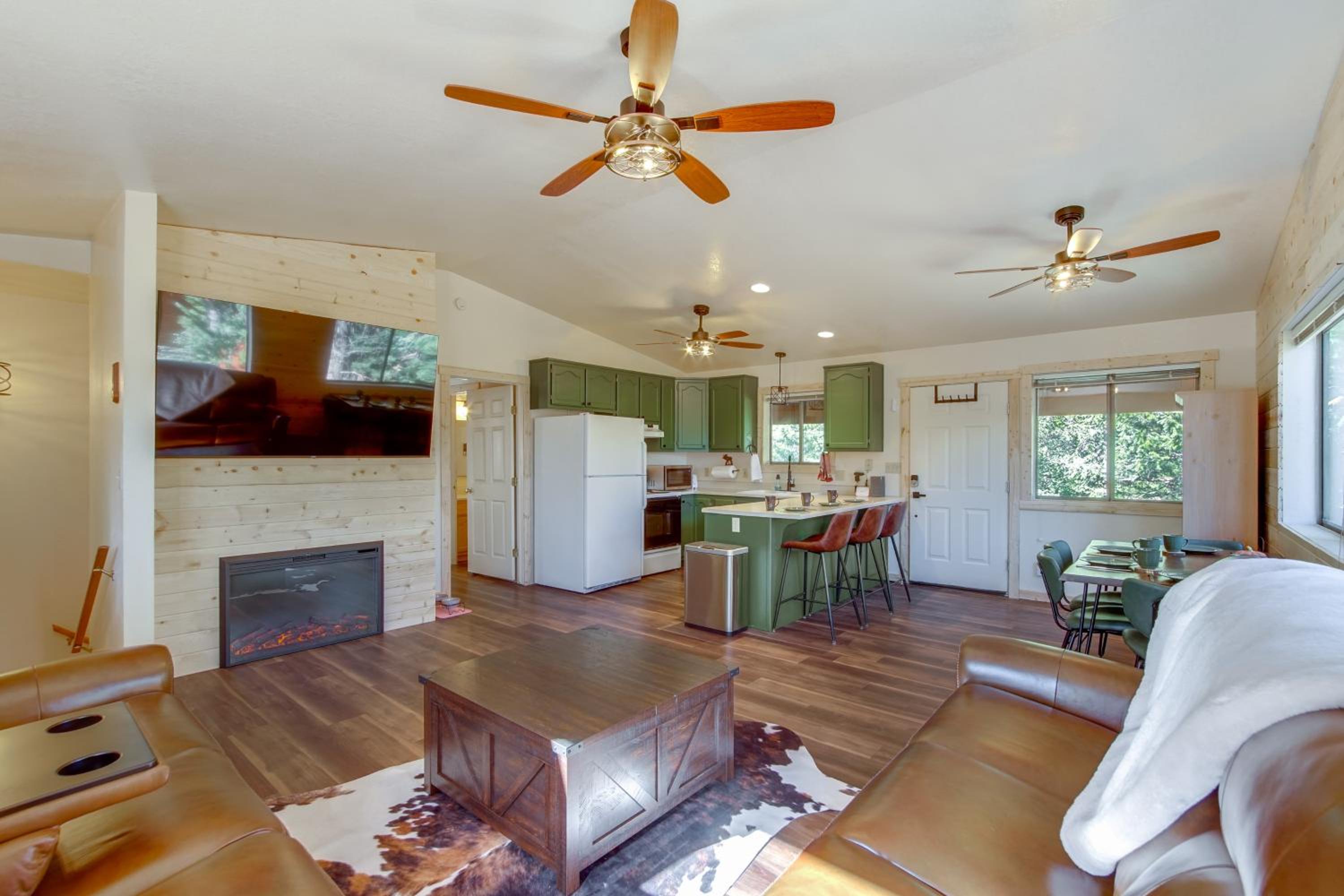 Luxe Cabin with Game Room Near Zion Natl Park!
