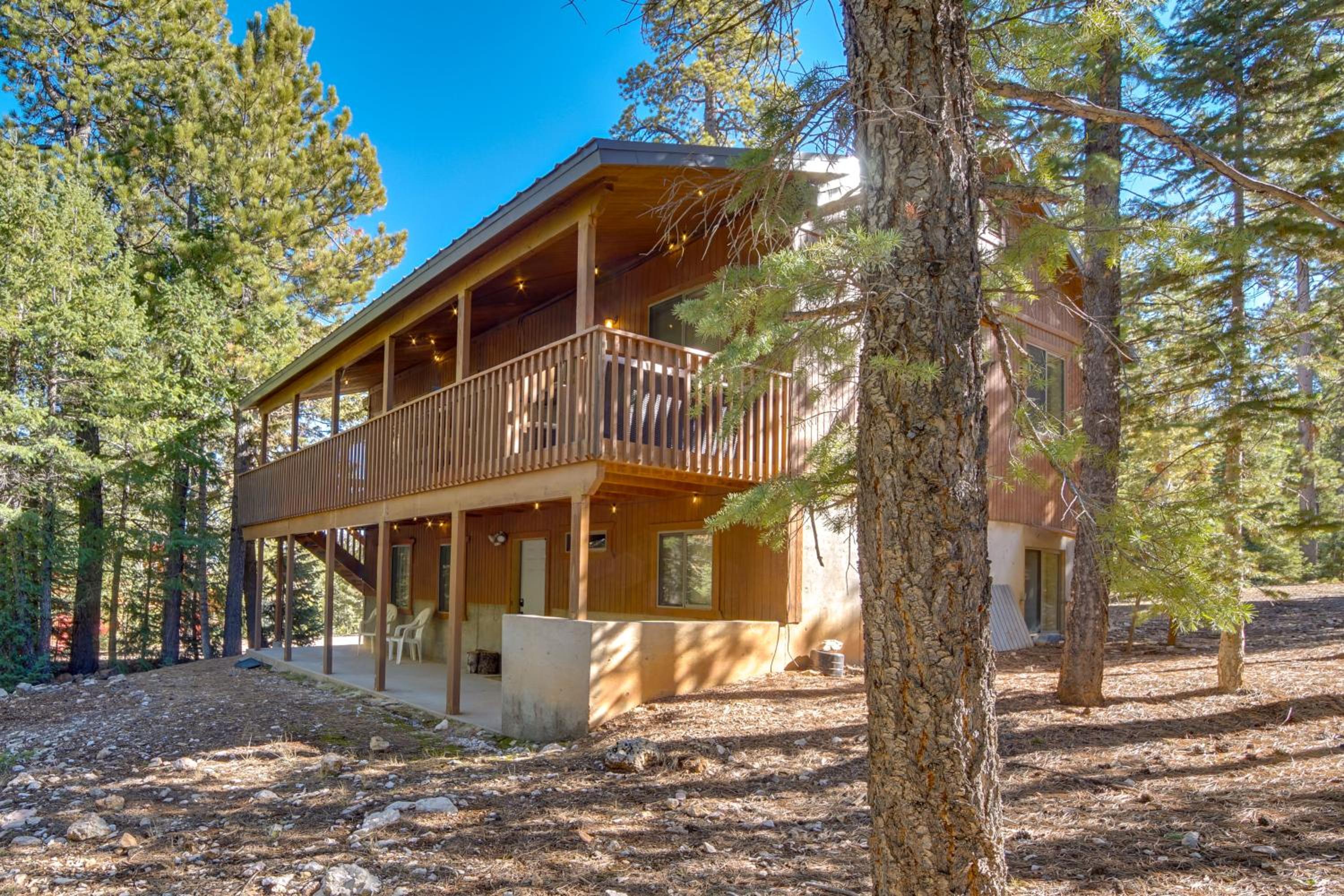 Luxe Cabin with Game Room Near Zion Natl Park!