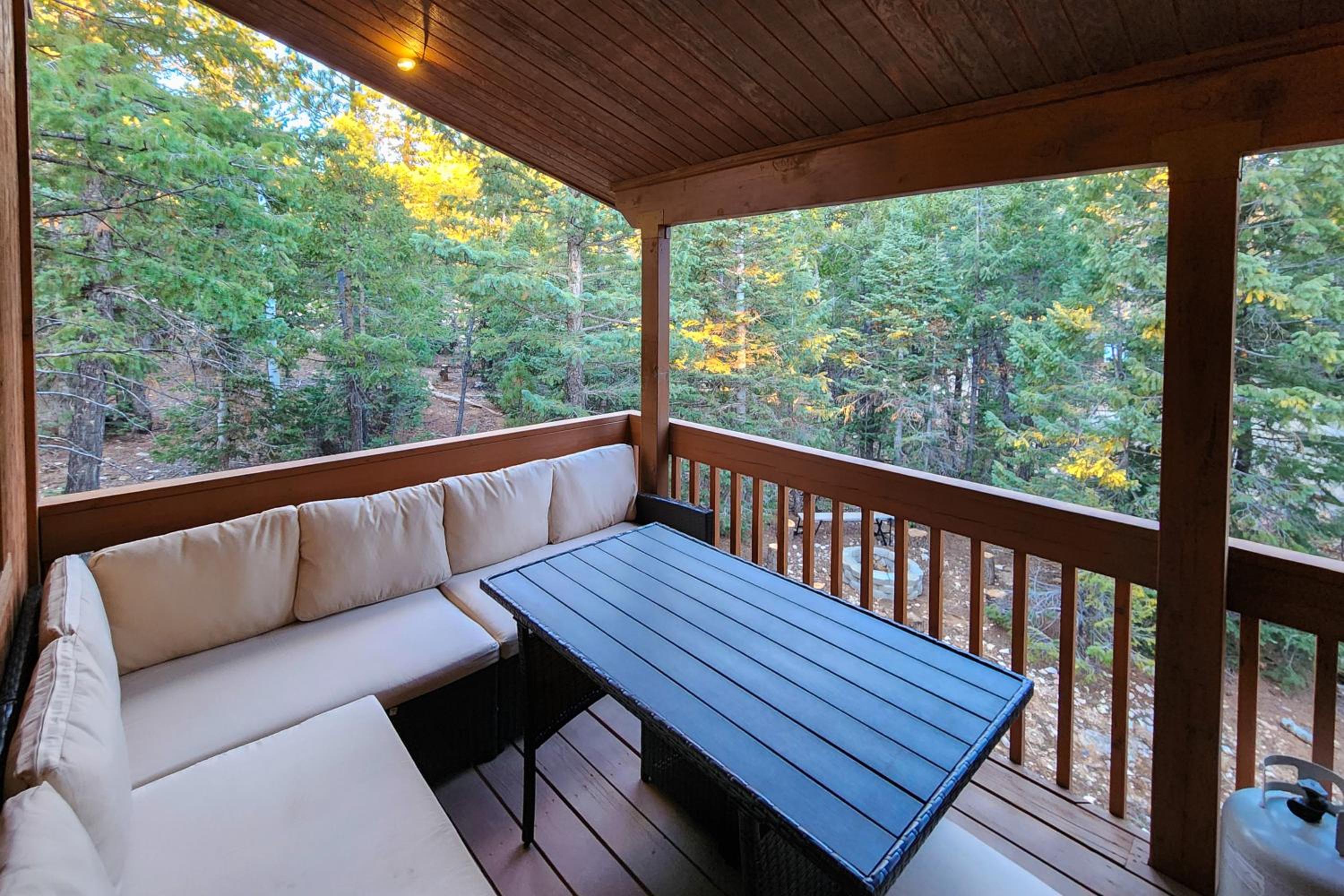 Luxe Cabin with Game Room Near Zion Natl Park!