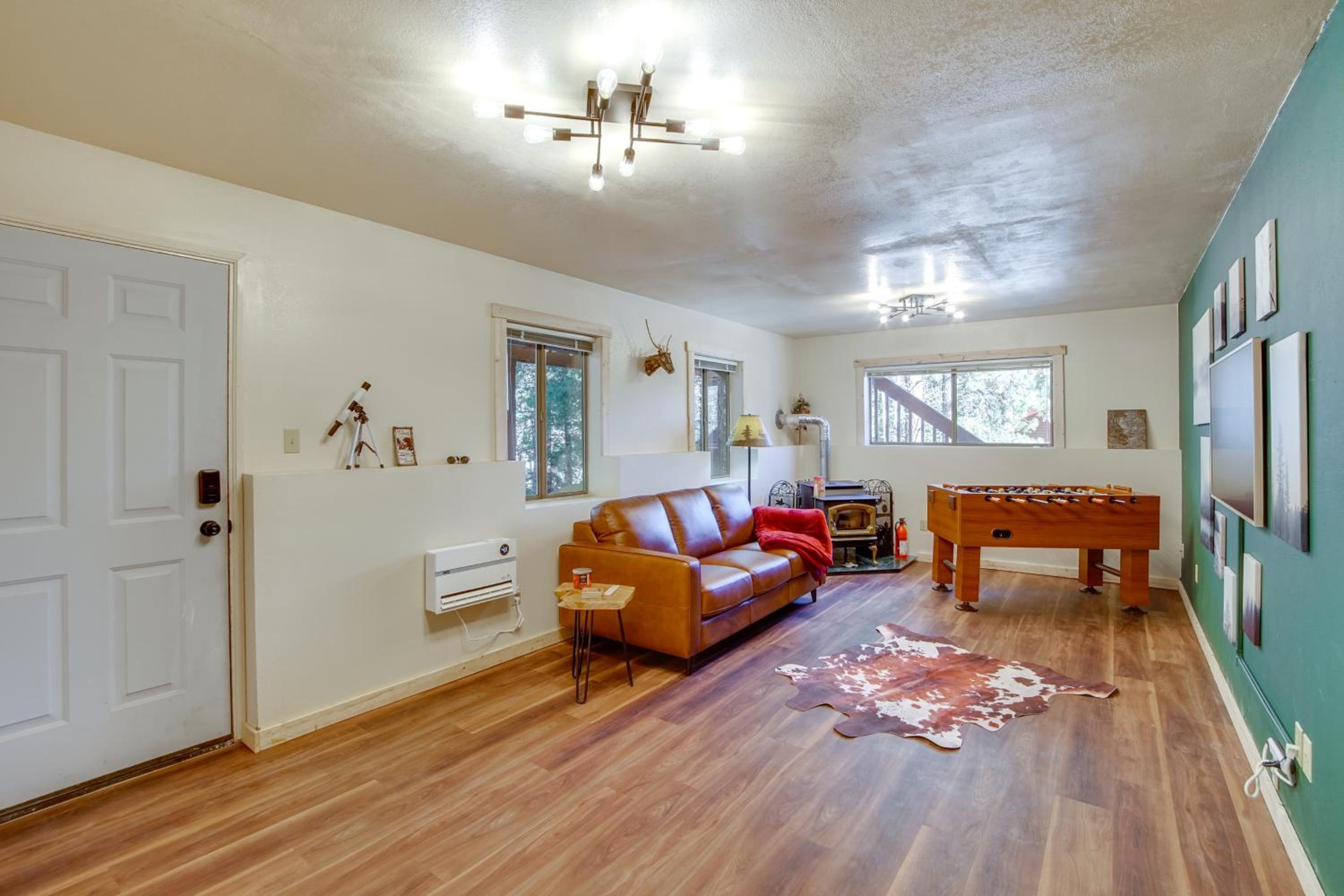 Luxe Cabin with Game Room Near Zion Natl Park!