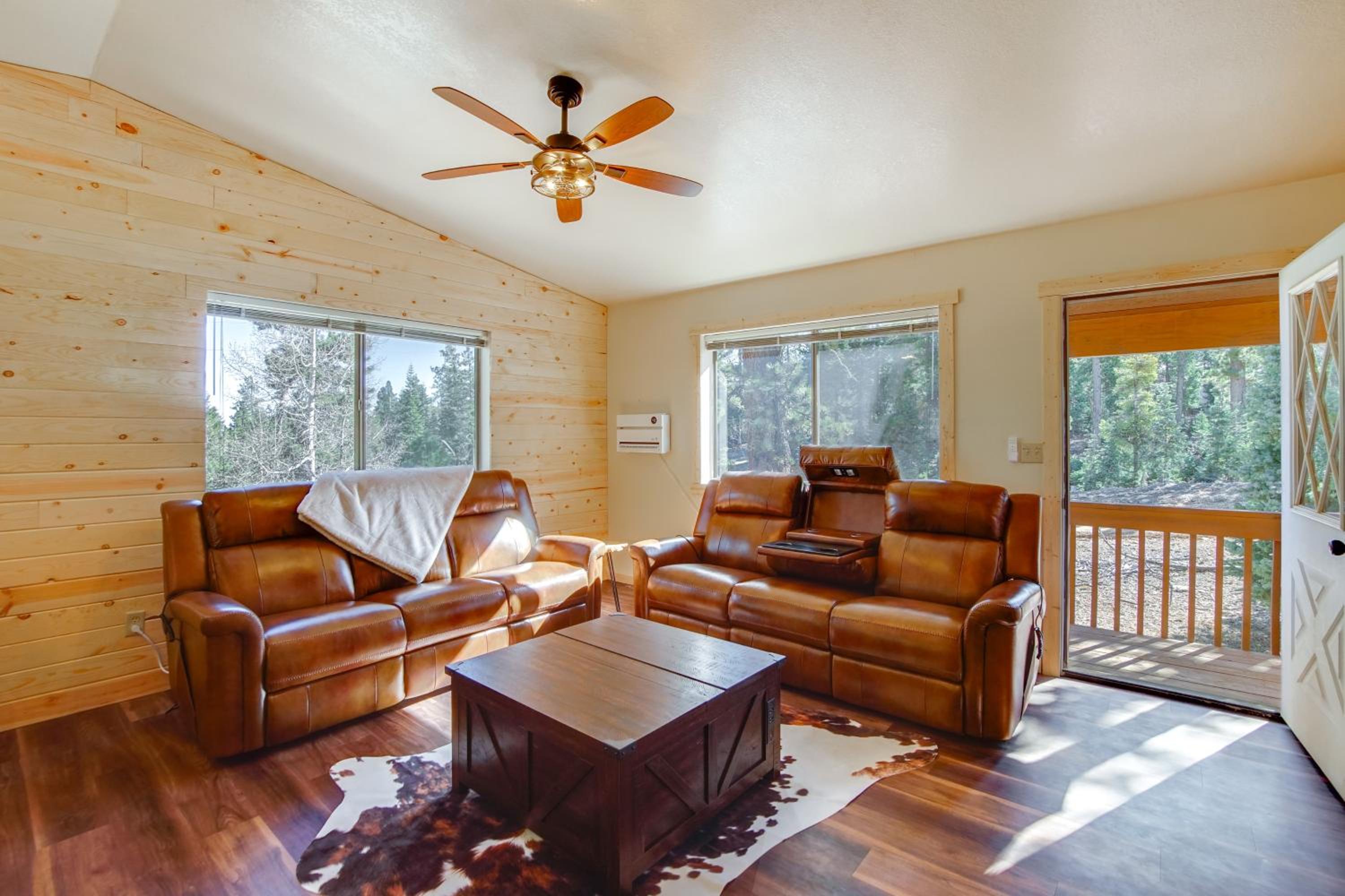 Luxe Cabin with Game Room Near Zion Natl Park!