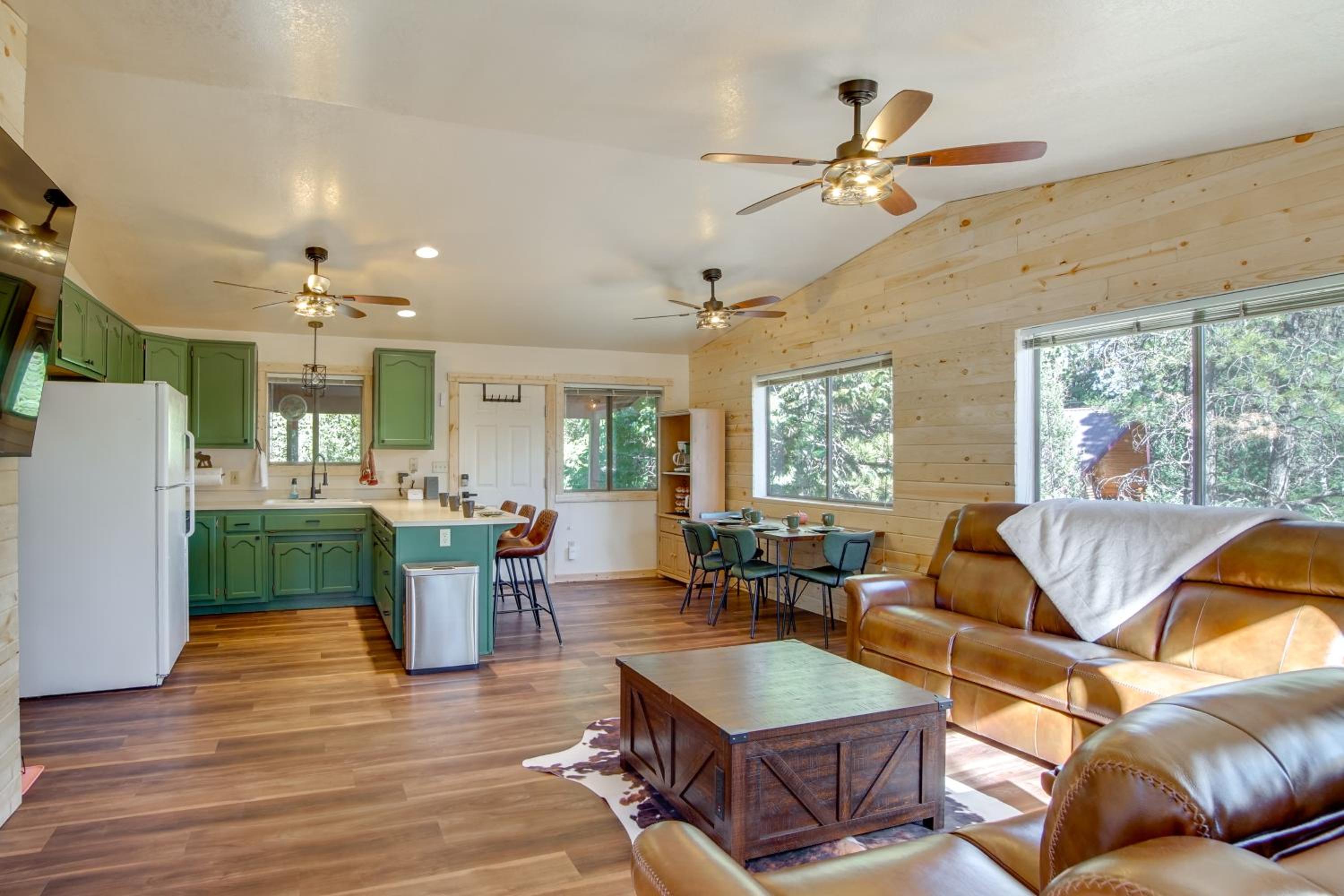 Luxe Cabin with Game Room Near Zion Natl Park!