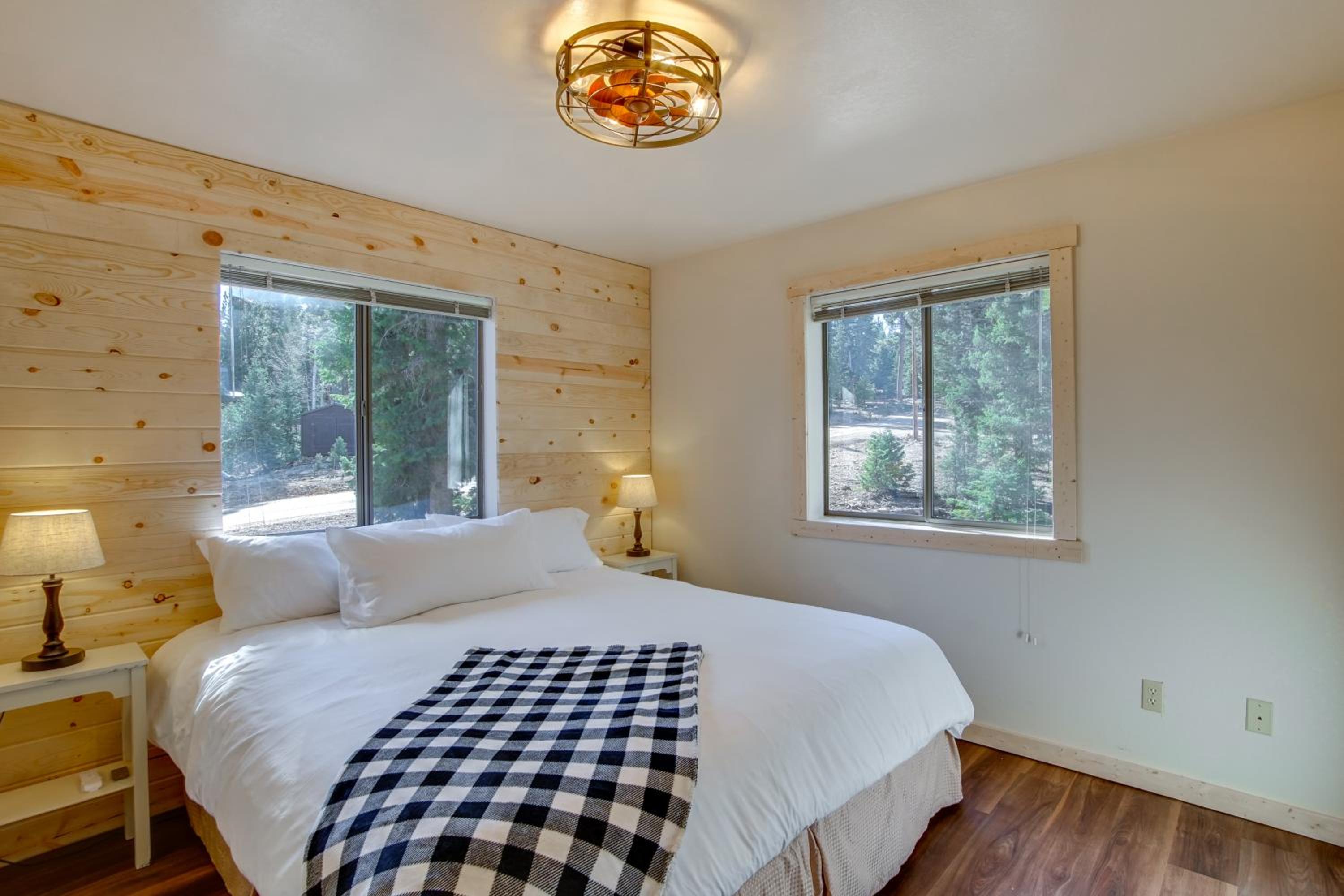 Luxe Cabin with Game Room Near Zion Natl Park!