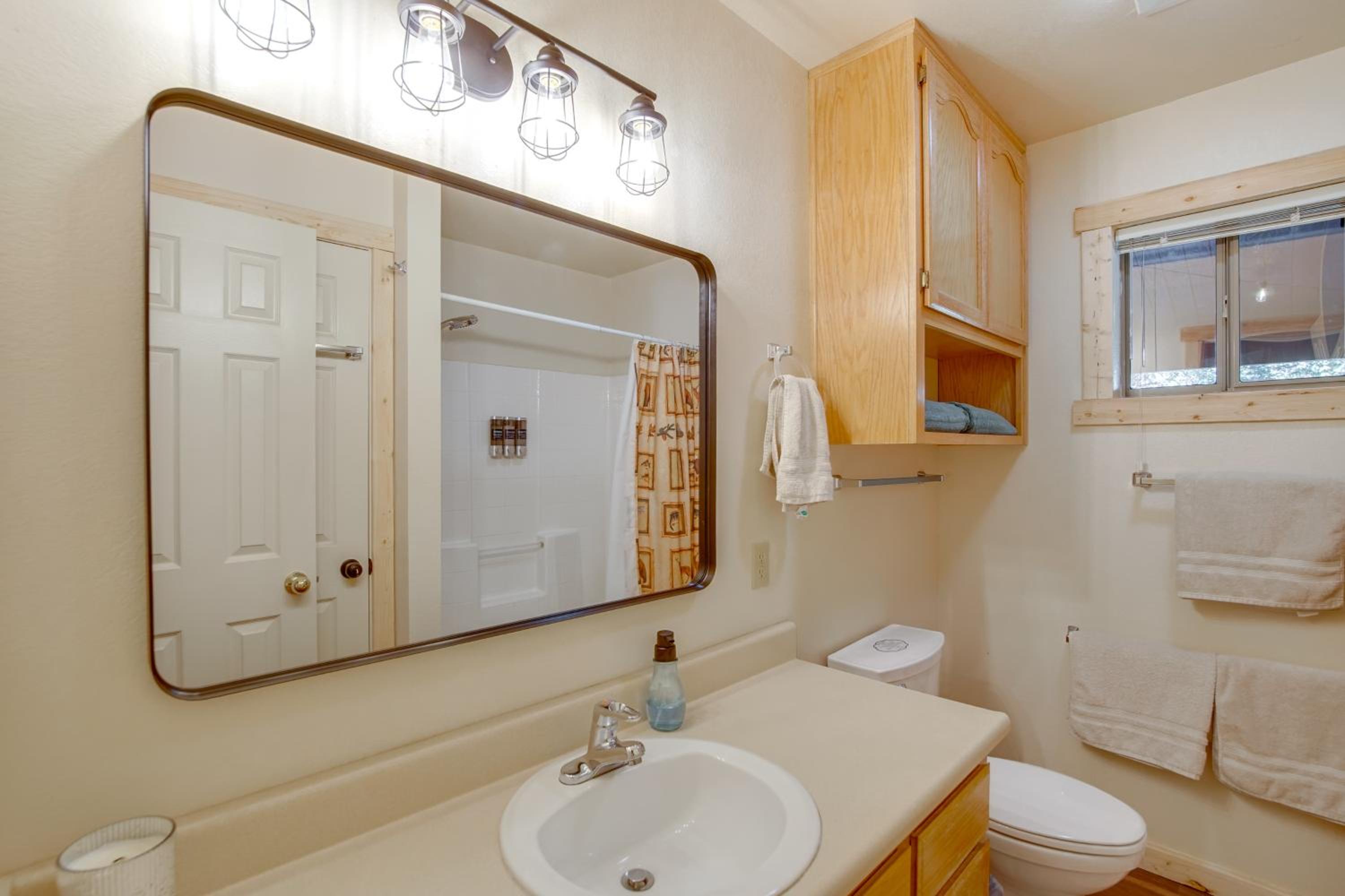 Luxe Cabin with Game Room Near Zion Natl Park!