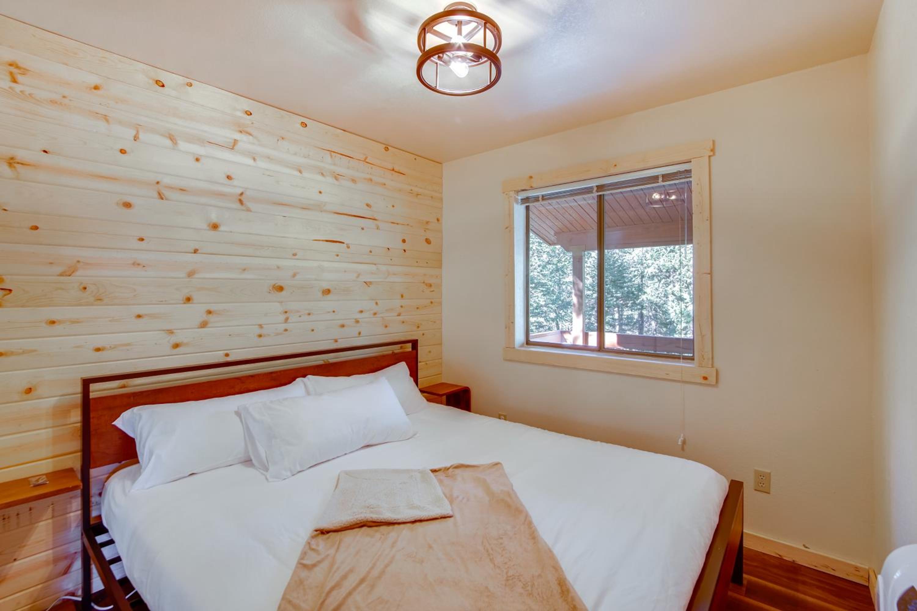 Luxe Cabin with Game Room Near Zion Natl Park!