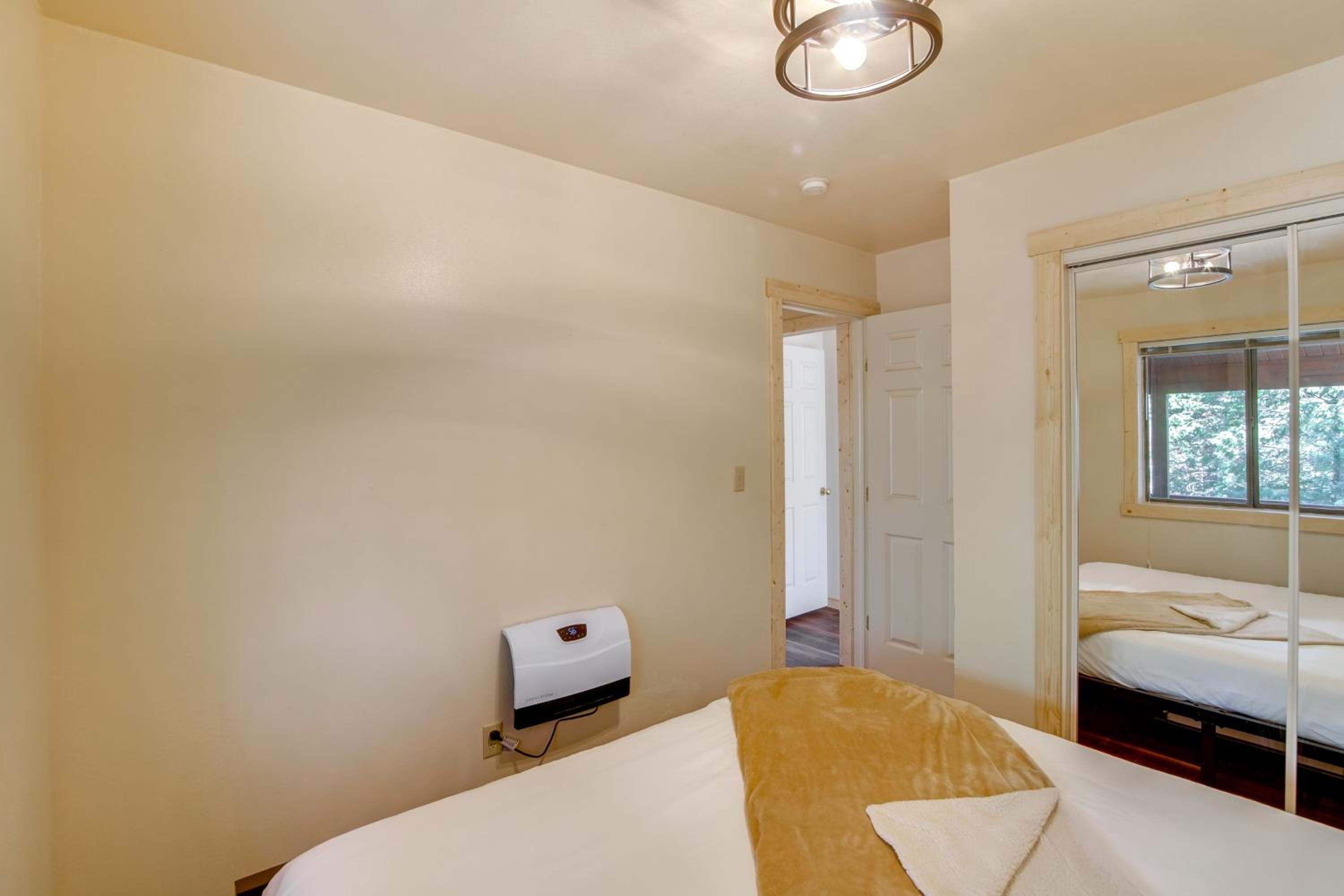 Luxe Cabin with Game Room Near Zion Natl Park!