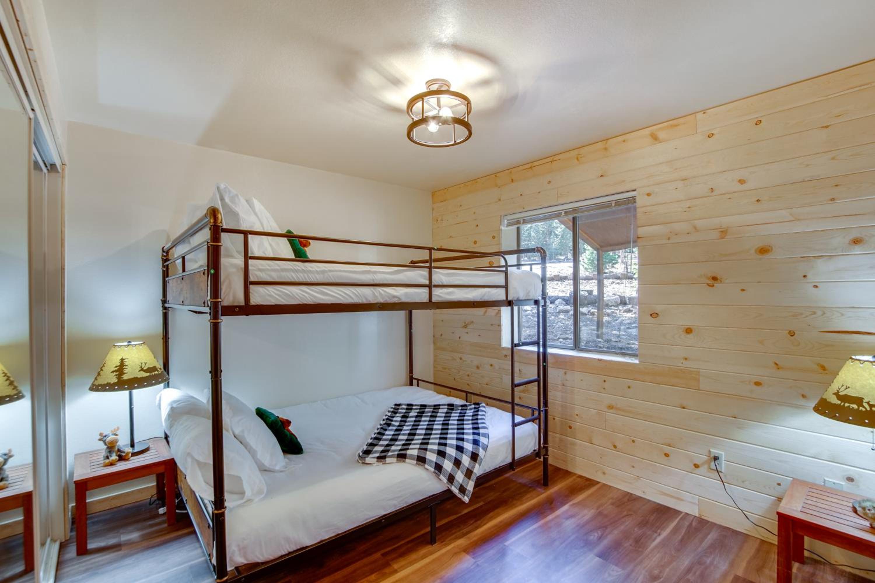 Luxe Cabin with Game Room Near Zion Natl Park!