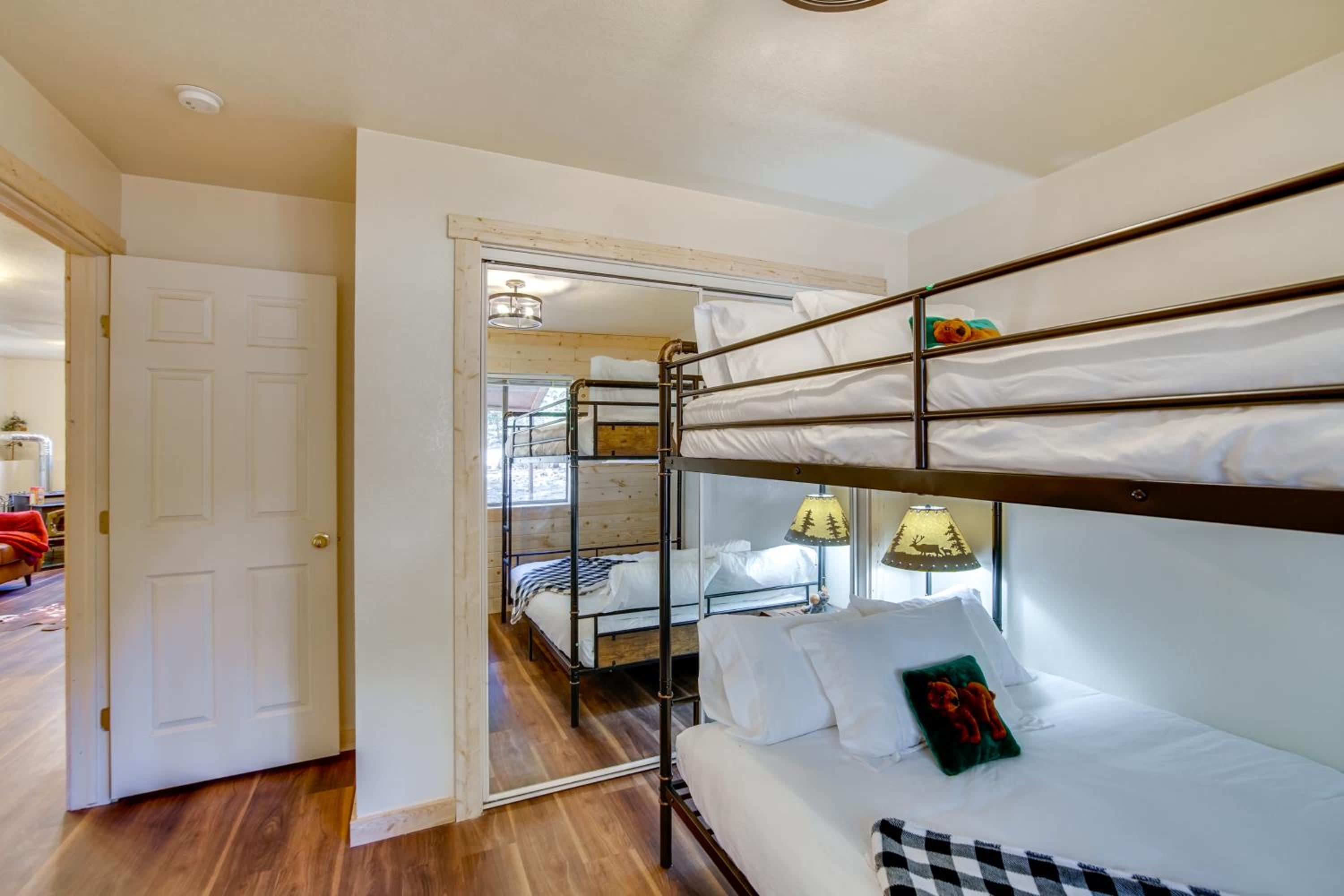 Luxe Cabin with Game Room Near Zion Natl Park!