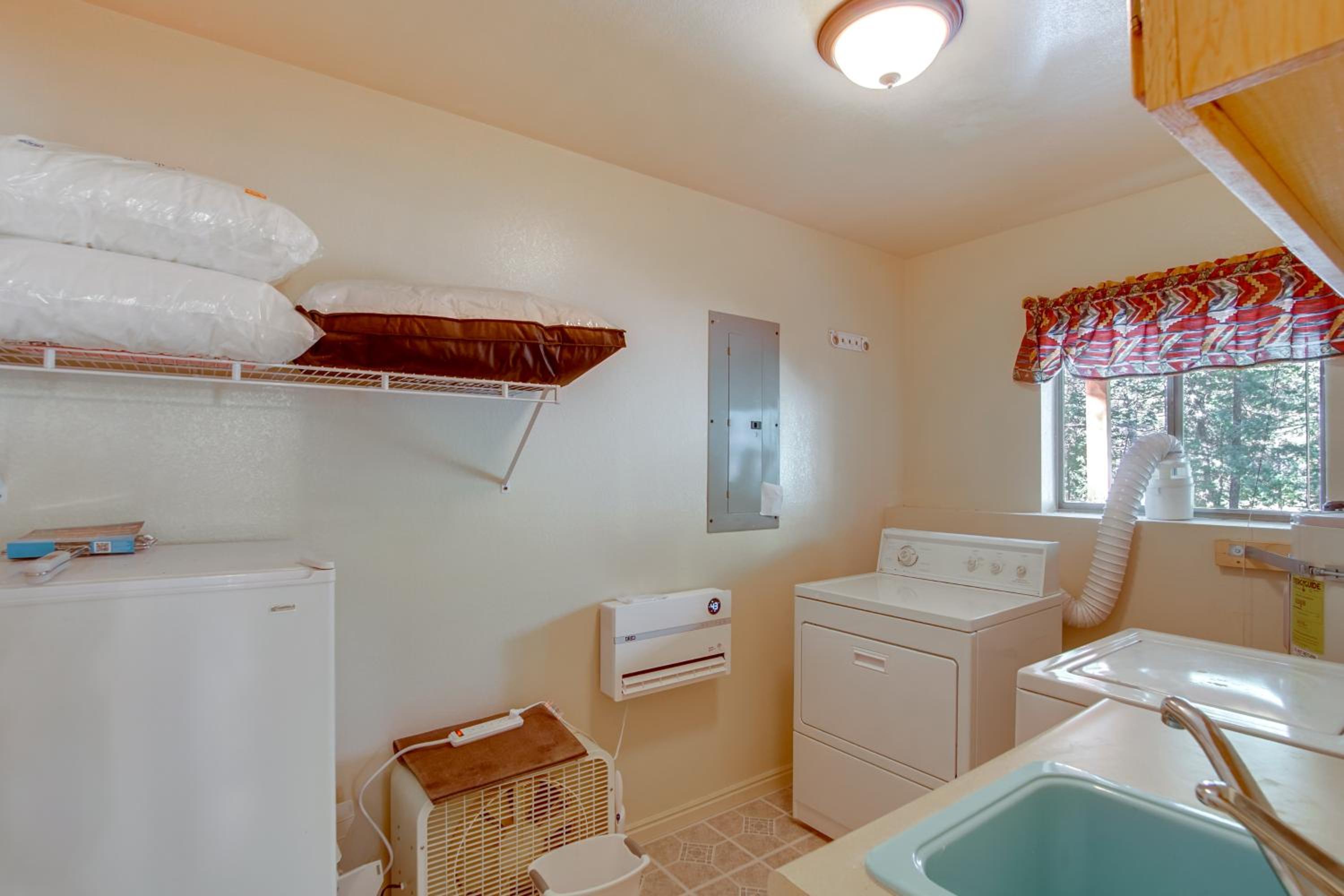 Luxe Cabin with Game Room Near Zion Natl Park!