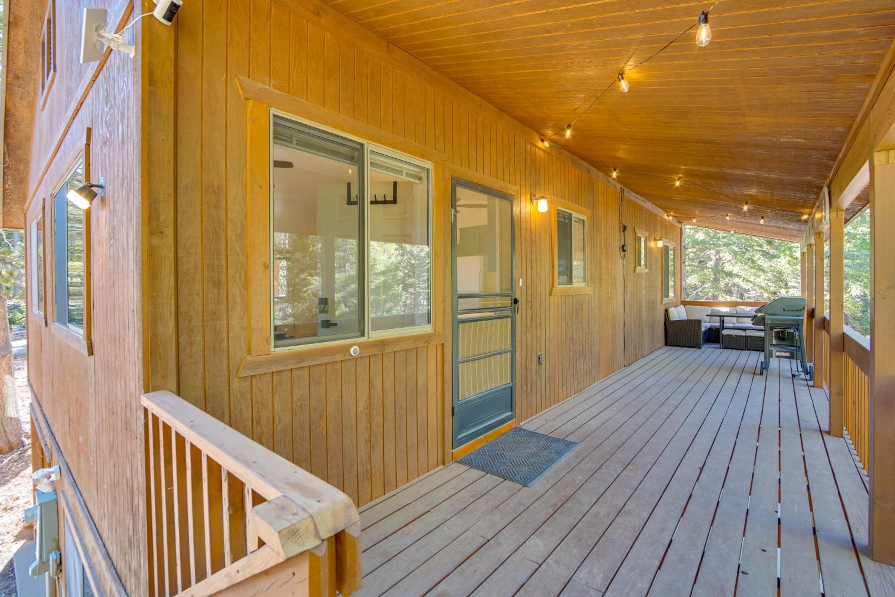 Luxe Cabin with Game Room Near Zion Natl Park!