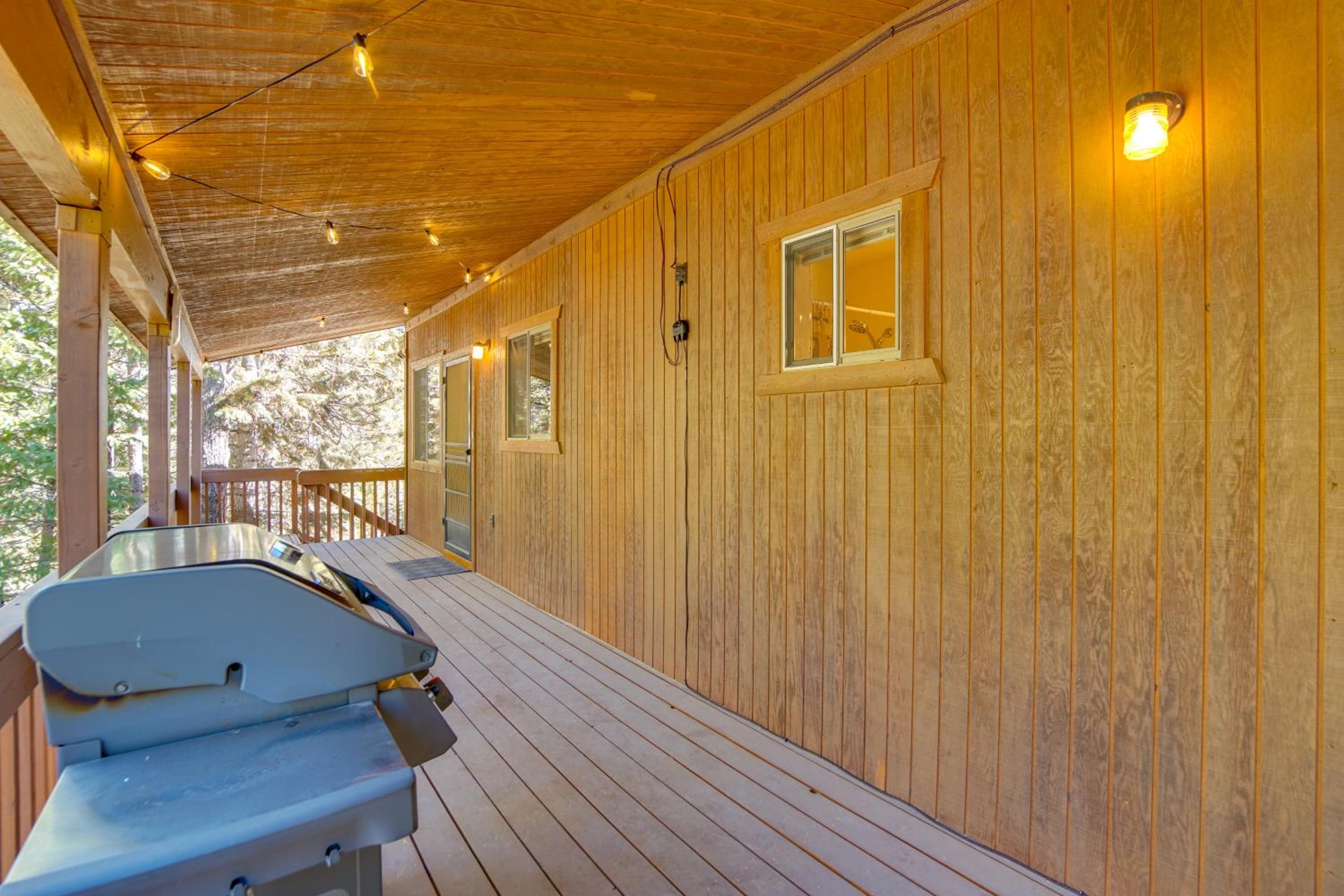 Luxe Cabin with Game Room Near Zion Natl Park!