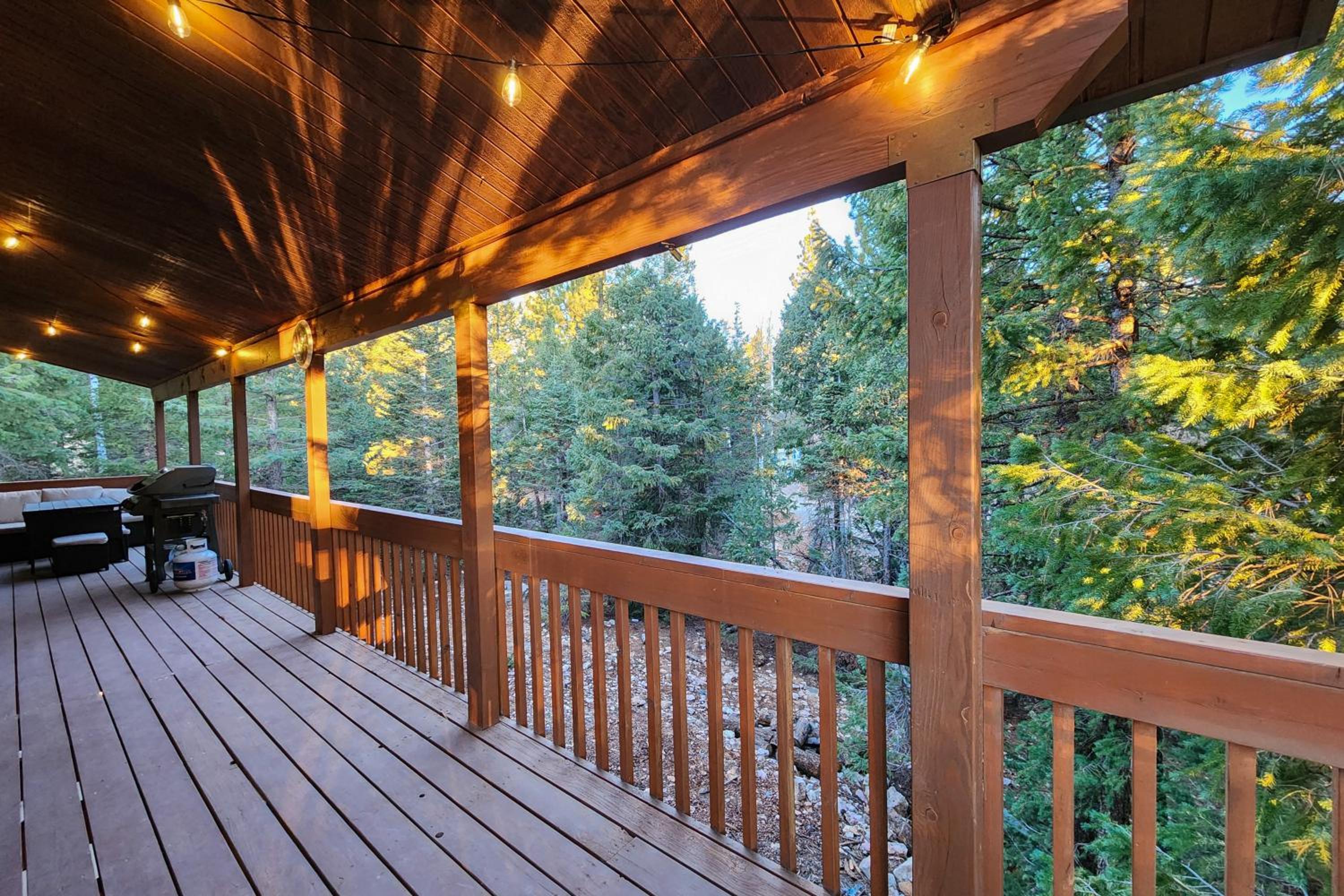 Luxe Cabin with Game Room Near Zion Natl Park!