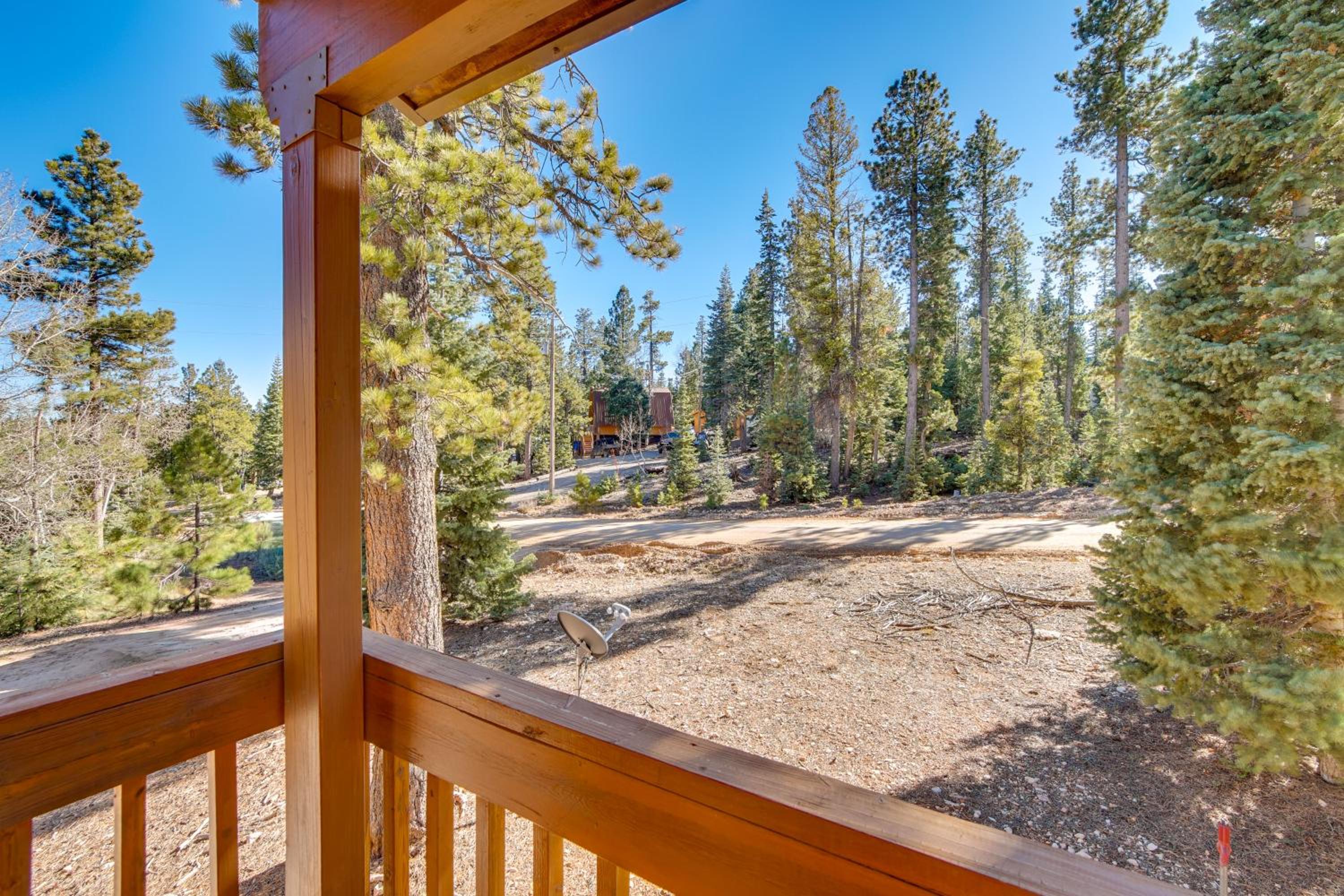 Luxe Cabin with Game Room Near Zion Natl Park!