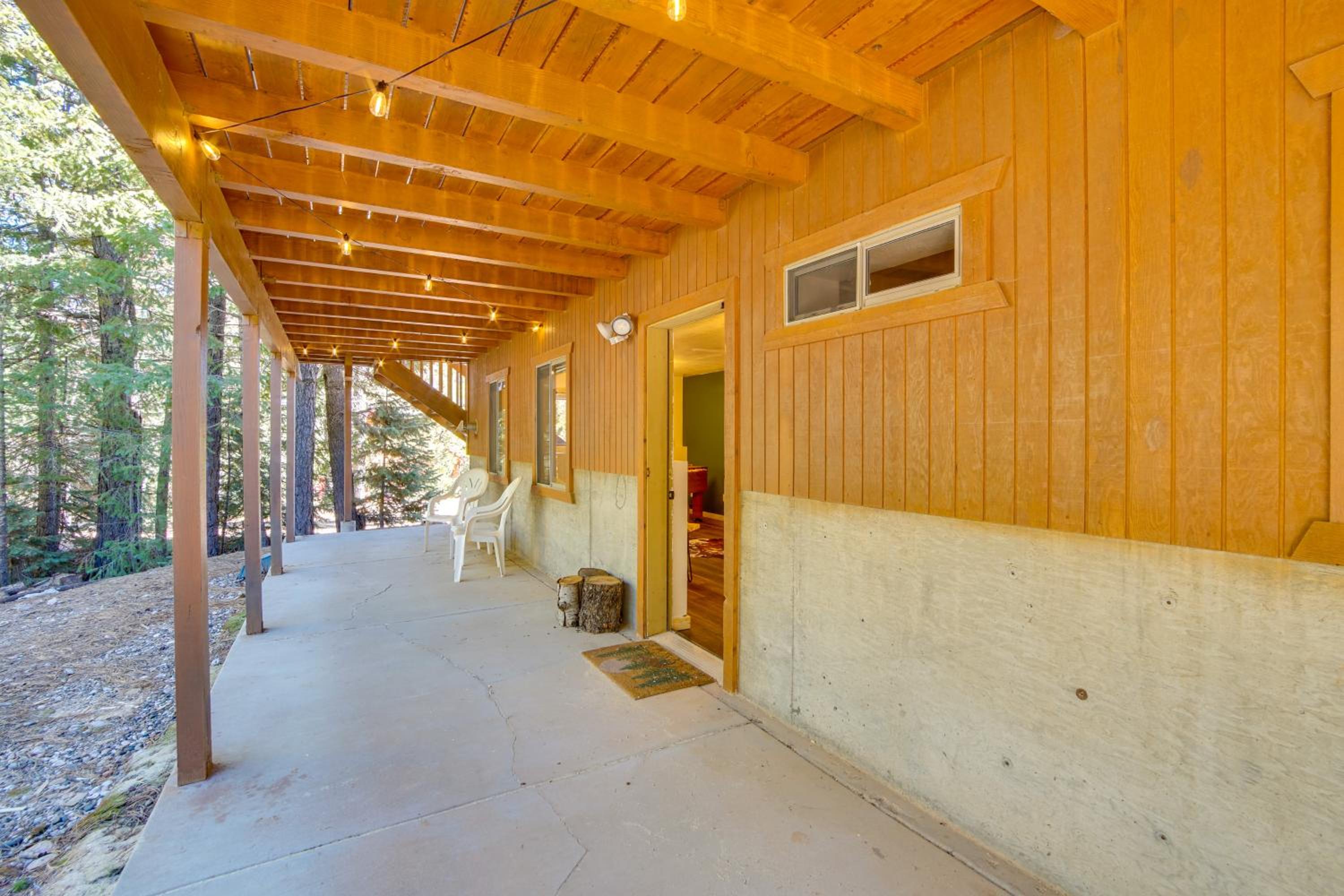 Luxe Cabin with Game Room Near Zion Natl Park!