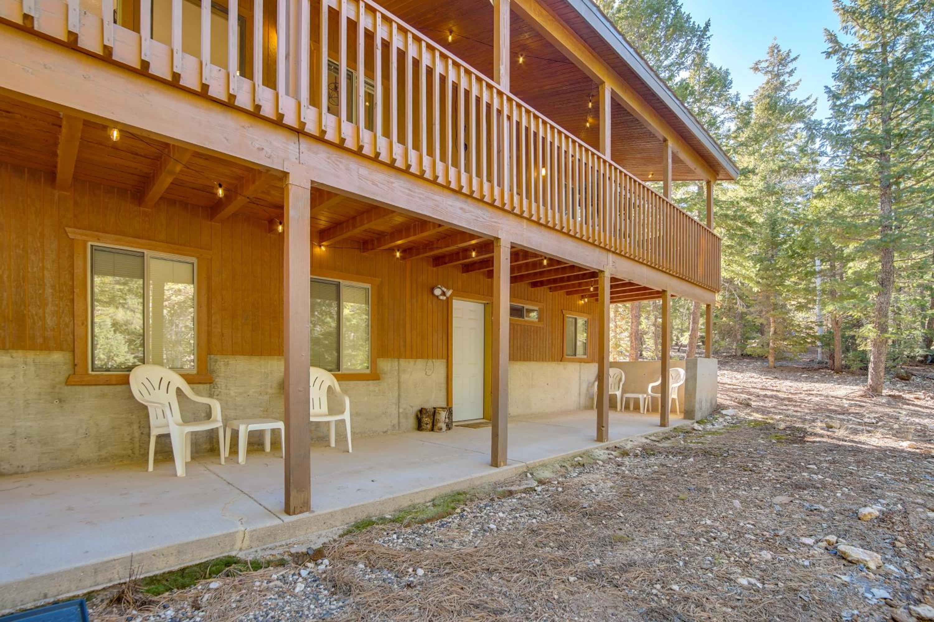Luxe Cabin with Game Room Near Zion Natl Park!