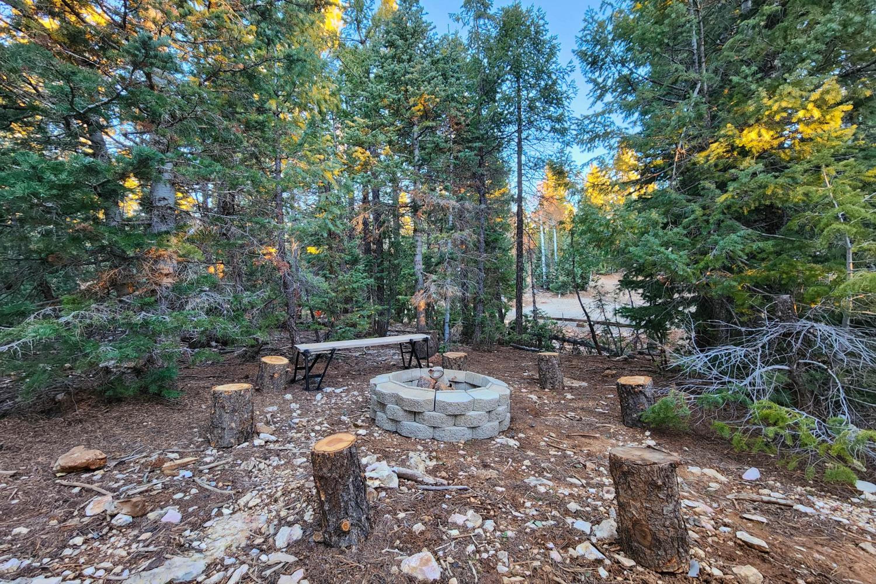 Luxe Cabin with Game Room Near Zion Natl Park!