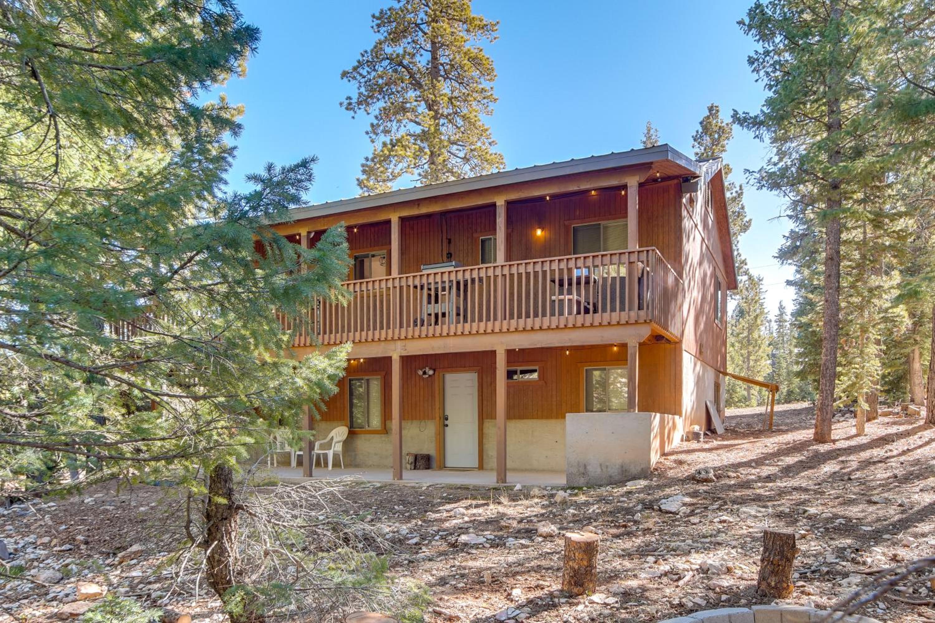 Luxe Cabin with Game Room Near Zion Natl Park!