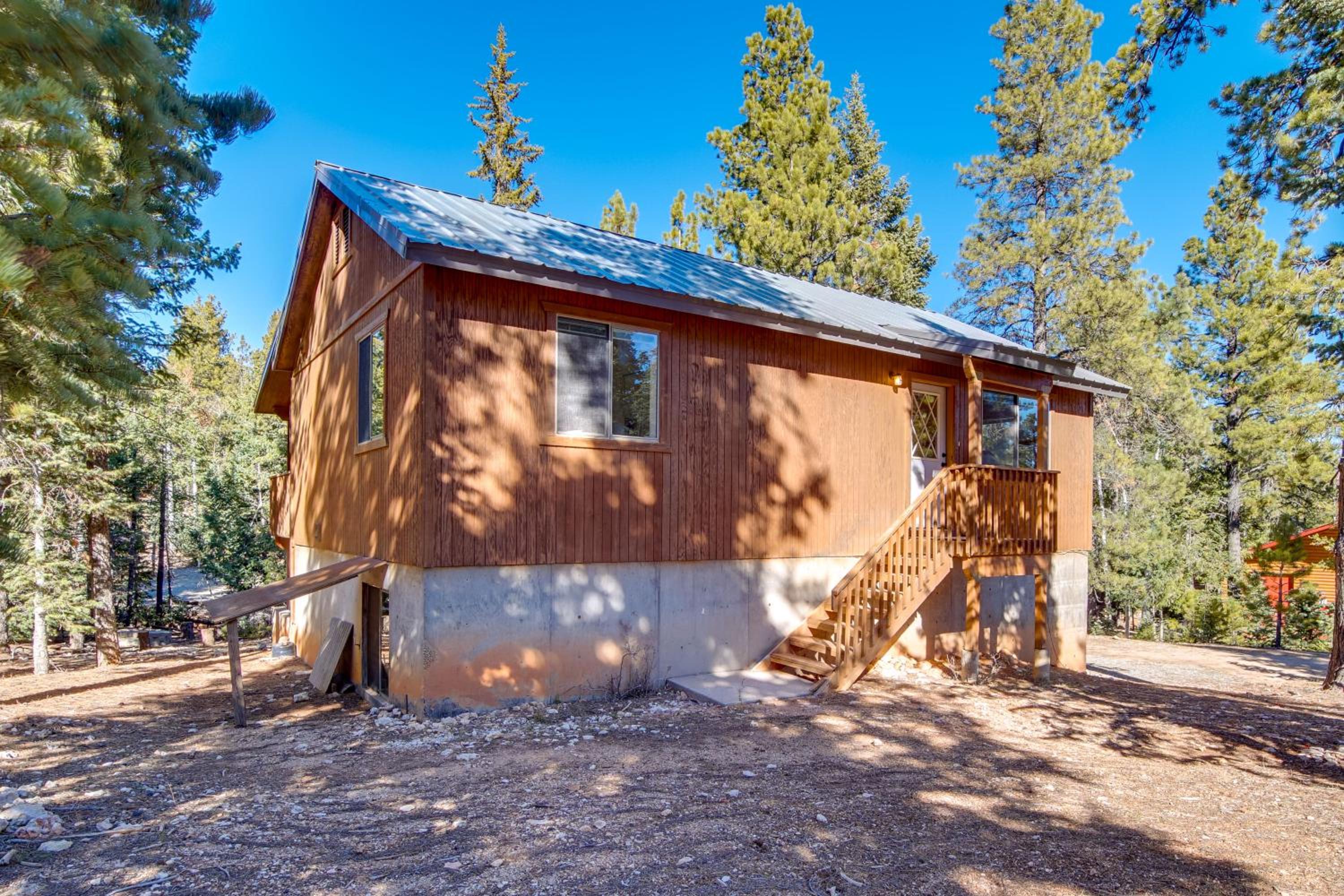 Luxe Cabin with Game Room Near Zion Natl Park!