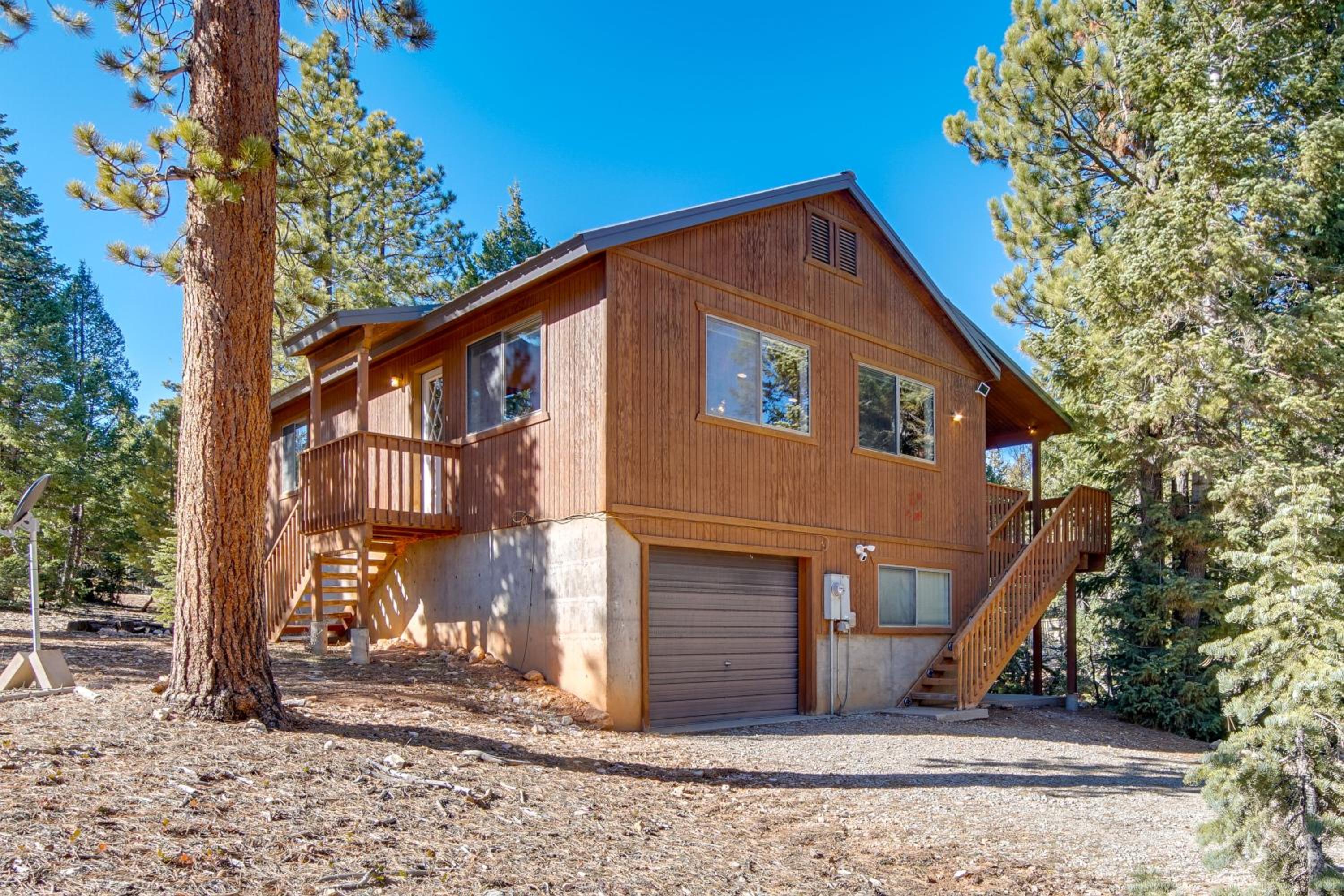 Luxe Cabin with Game Room Near Zion Natl Park!