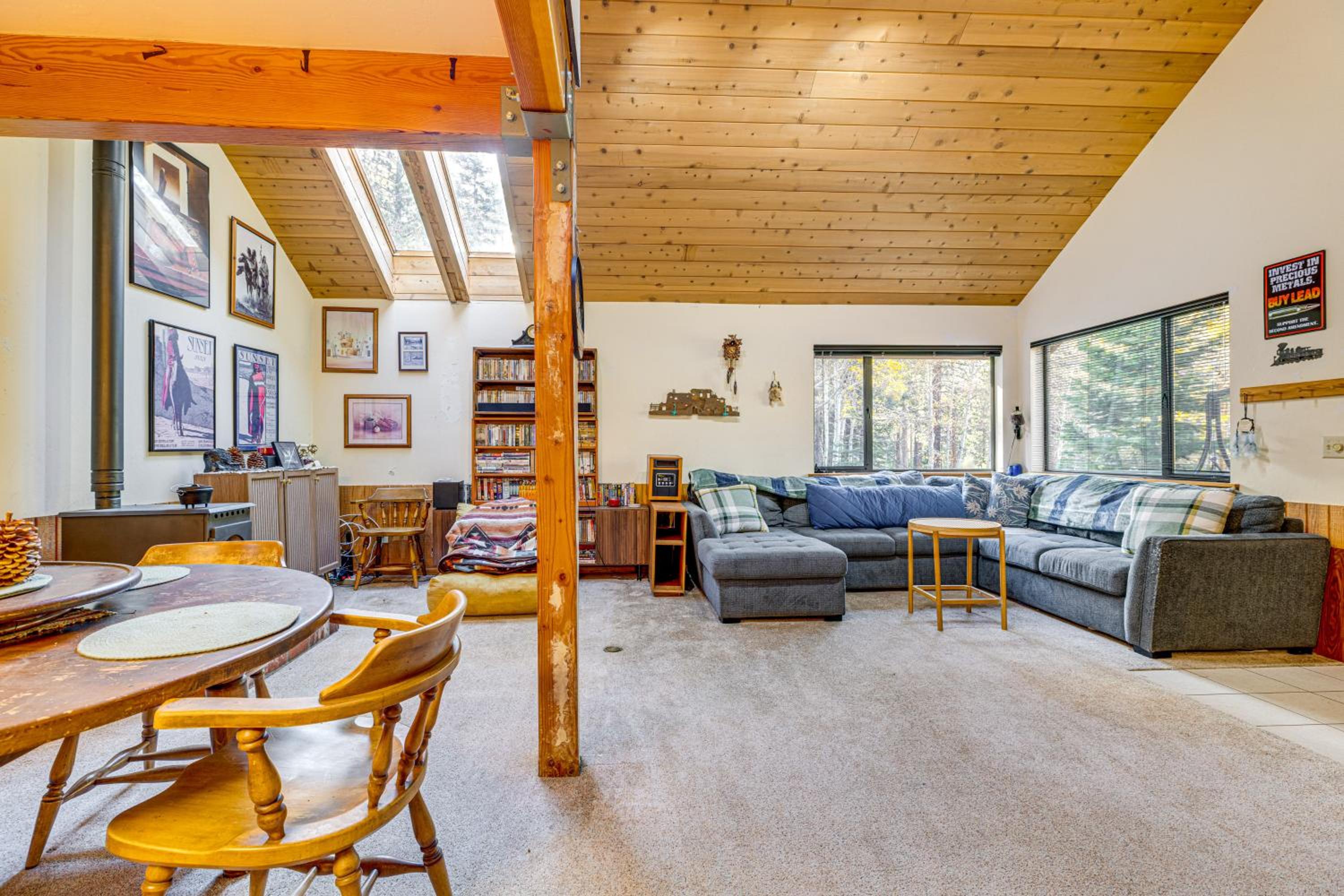1 Mi to Skiing! Cabin Hideaway on June Lake Loop